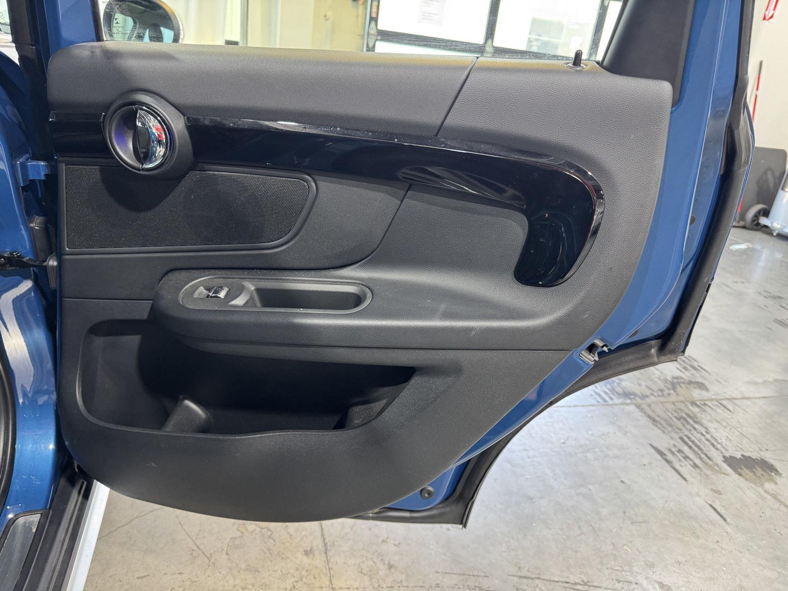 Vehicle photo 23