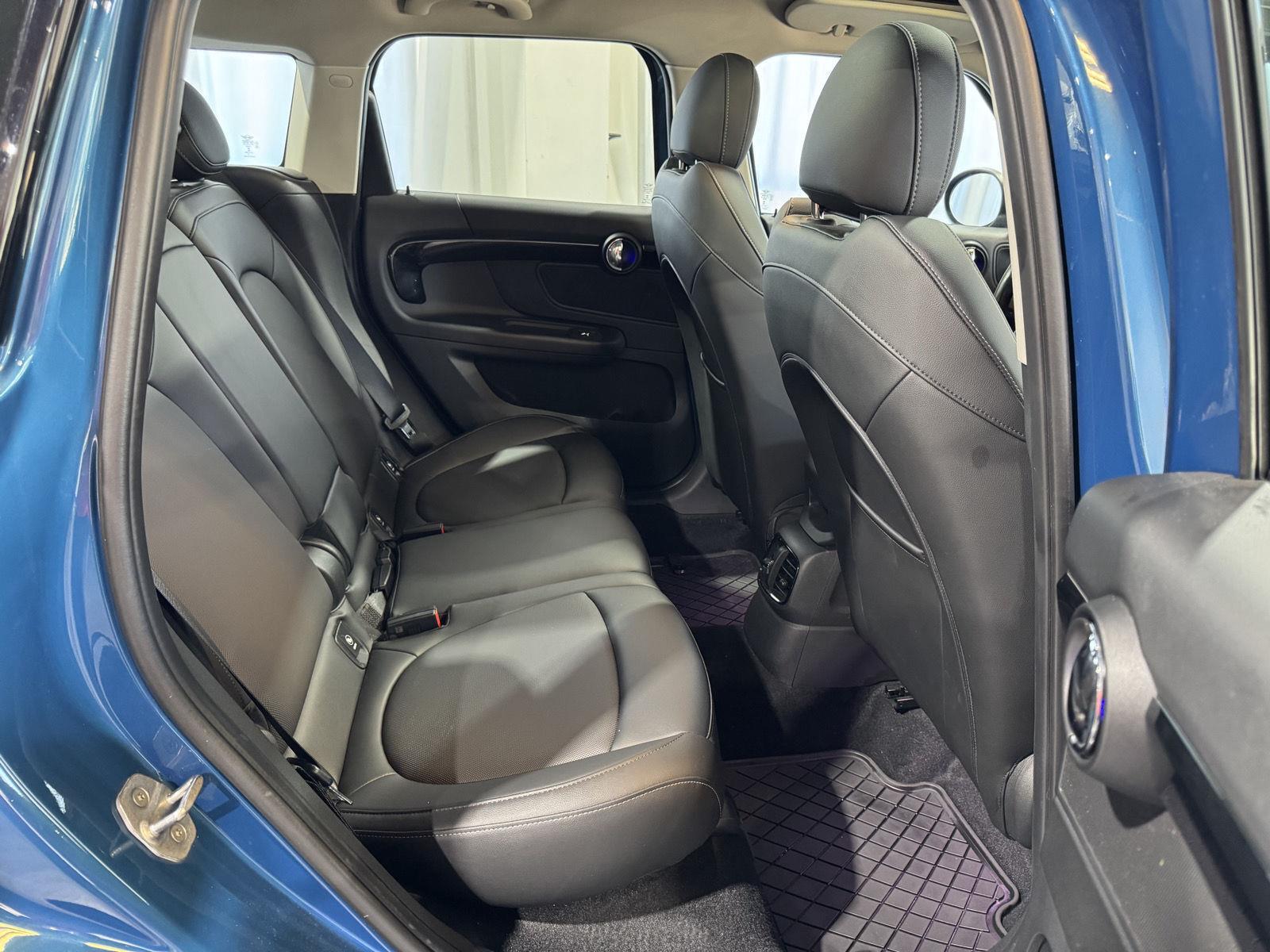 Vehicle photo 24
