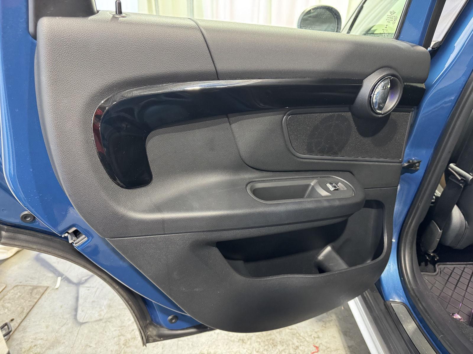 Vehicle photo 25