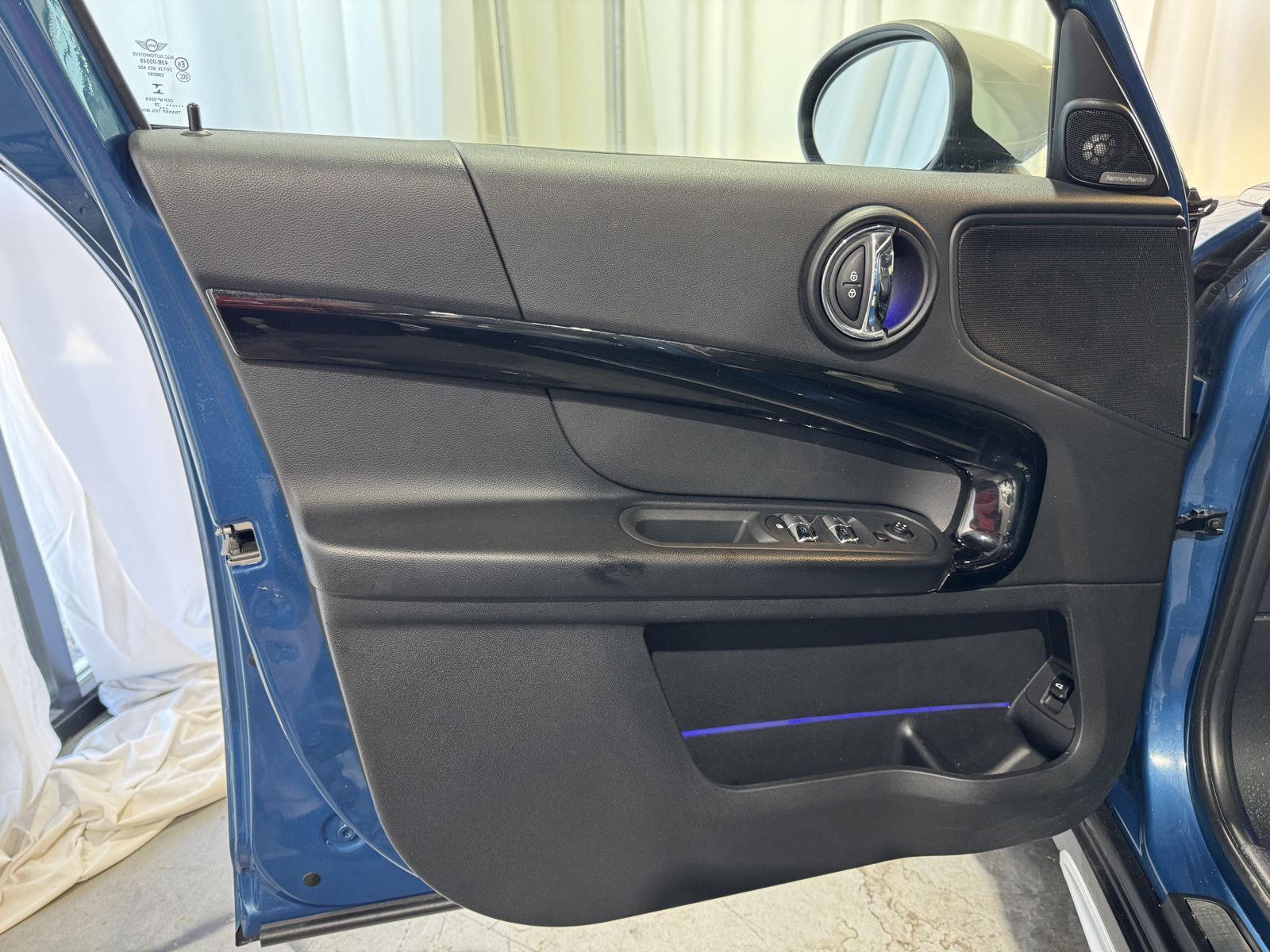 Vehicle photo 16