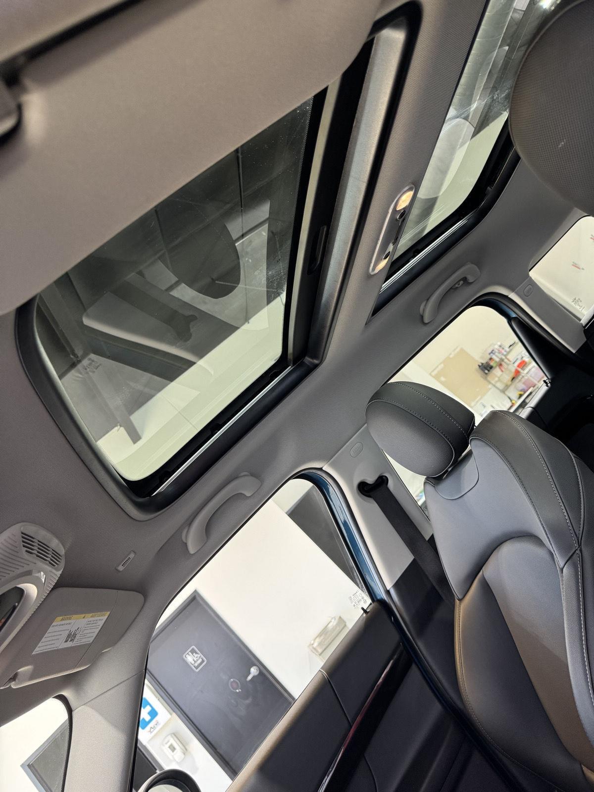 Vehicle photo 28