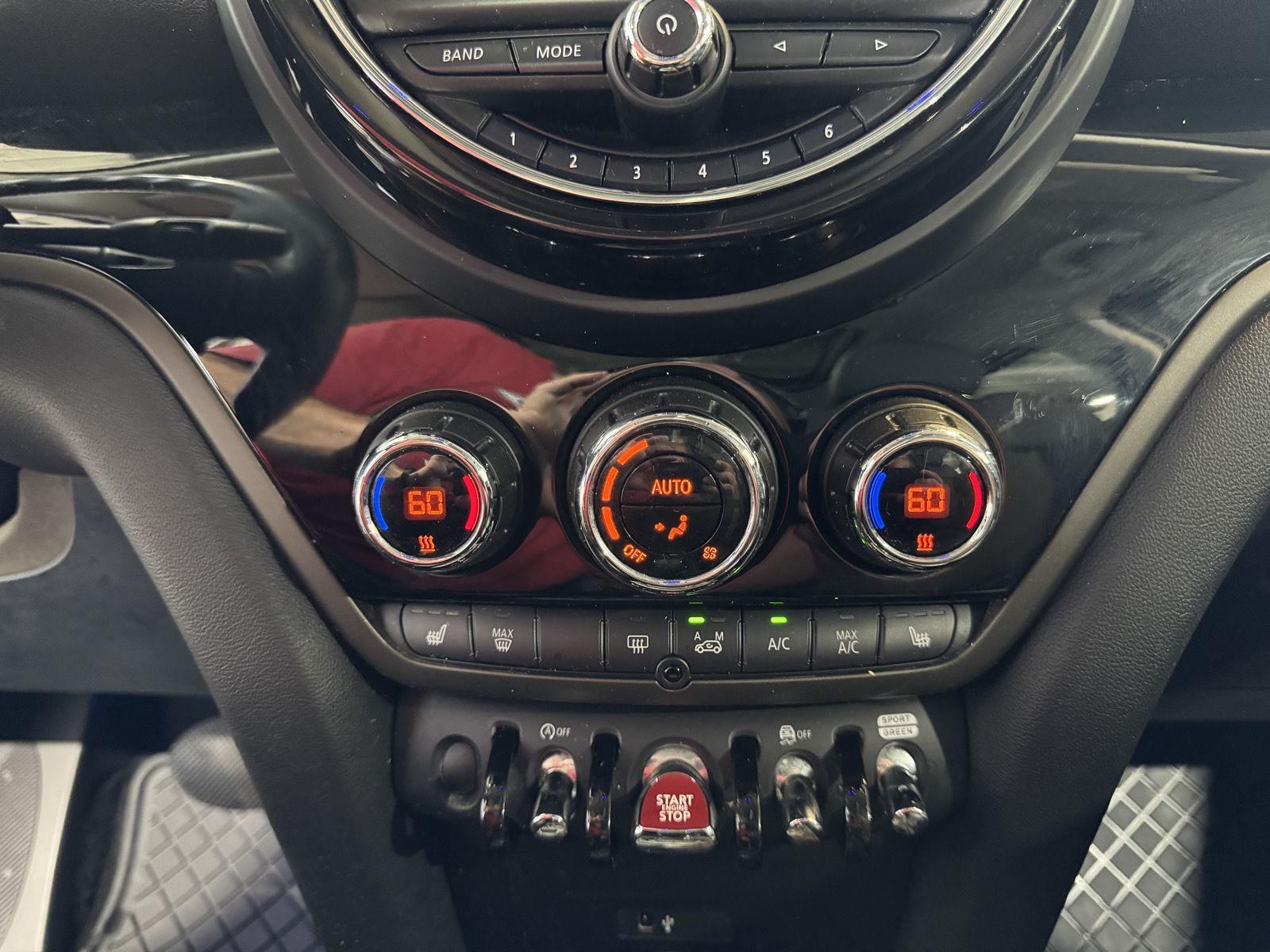 Vehicle photo 30