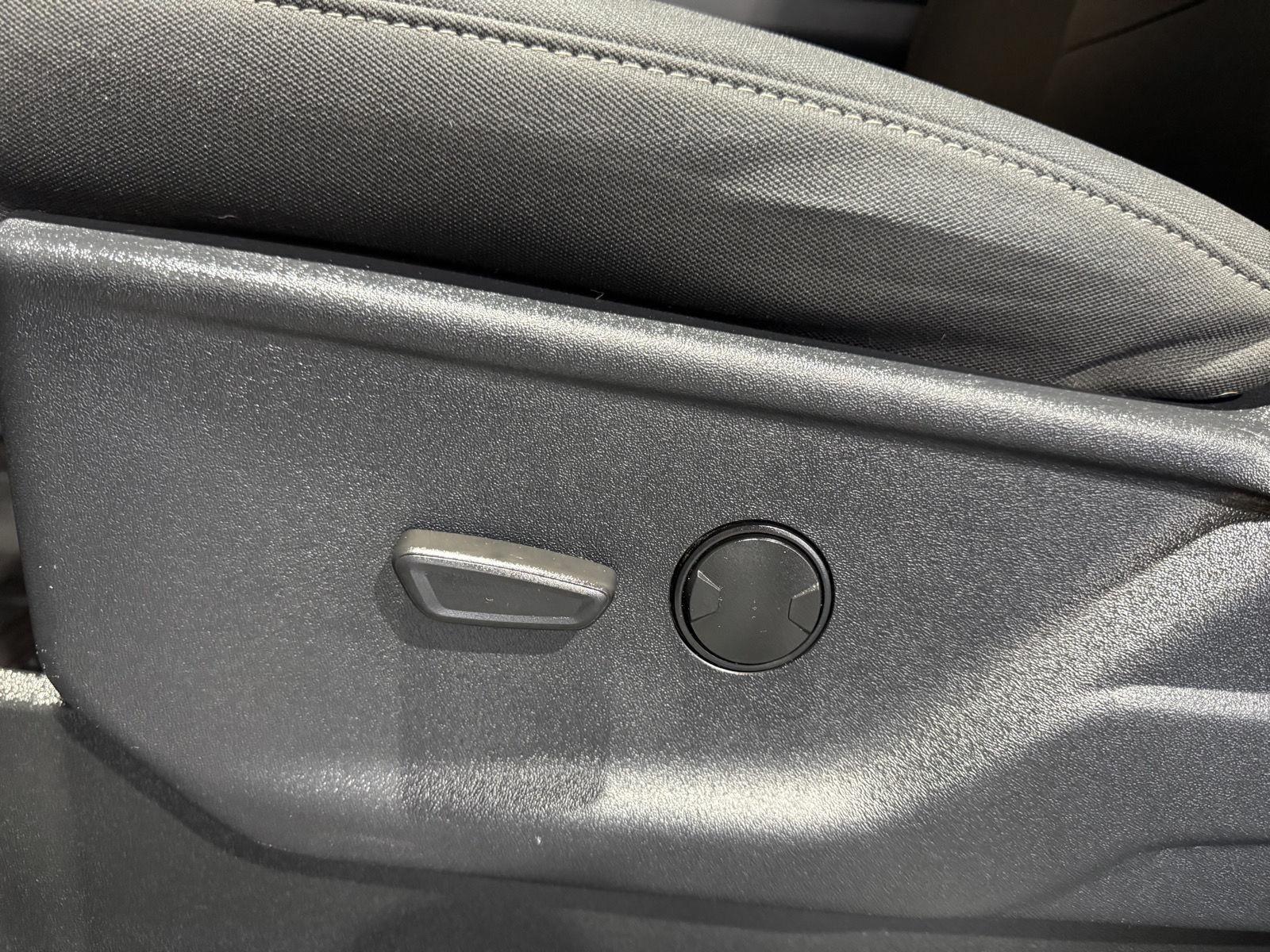 Vehicle photo 13