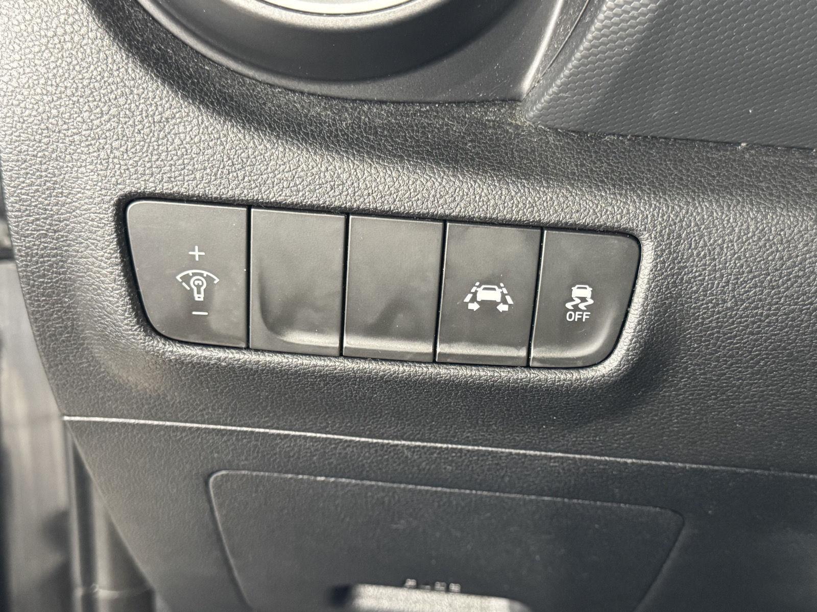 Vehicle photo 28