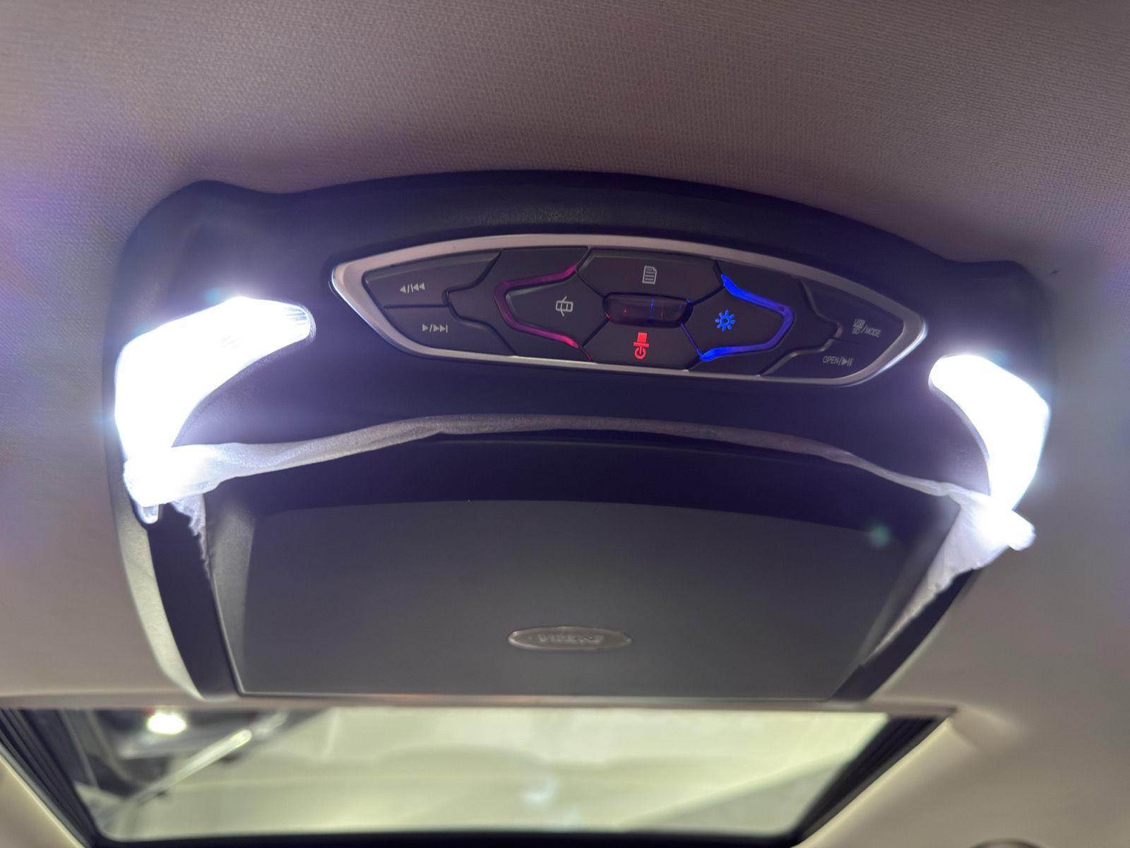 Vehicle photo 30