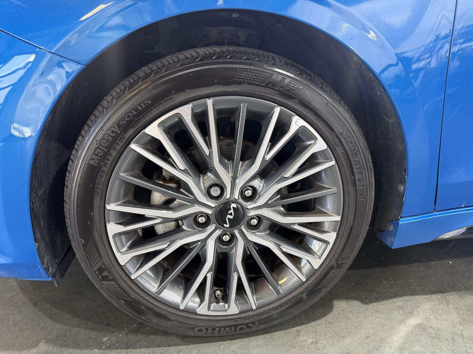 Vehicle photo 10