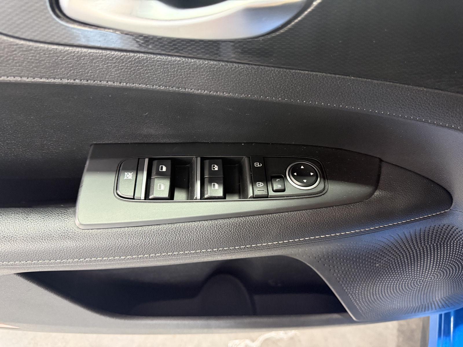 Vehicle photo 21