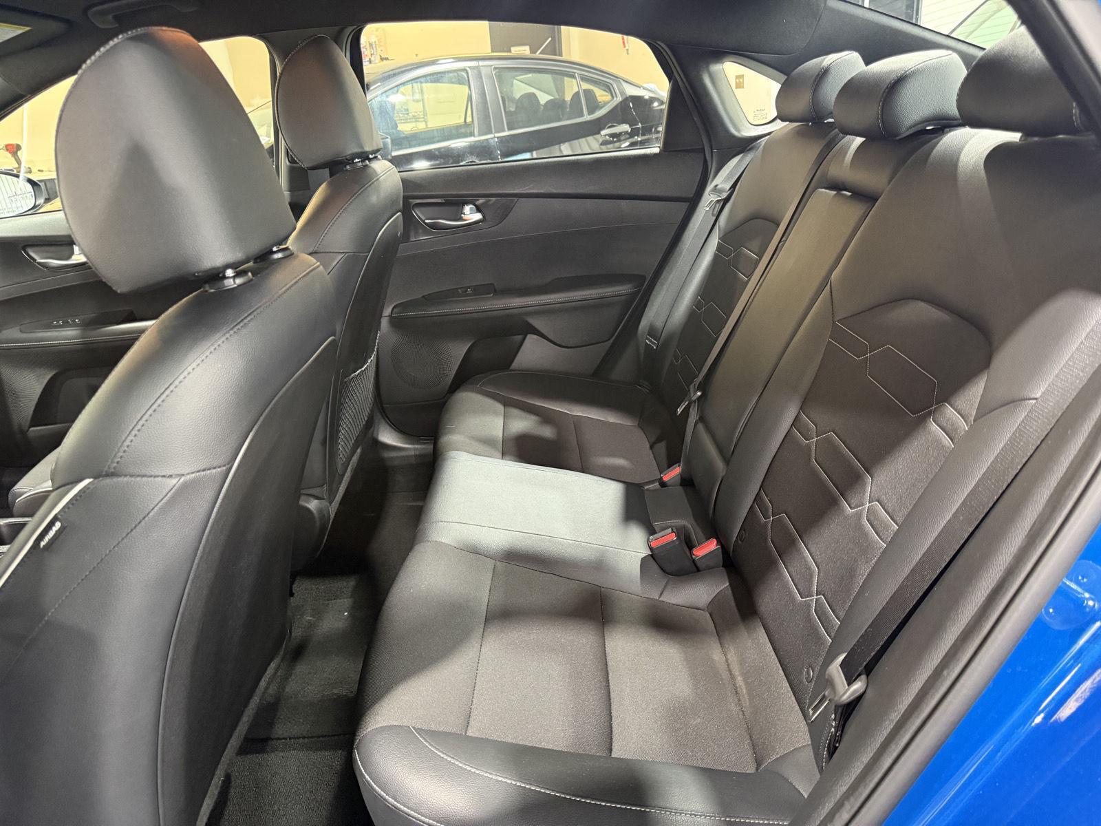 Vehicle photo 23
