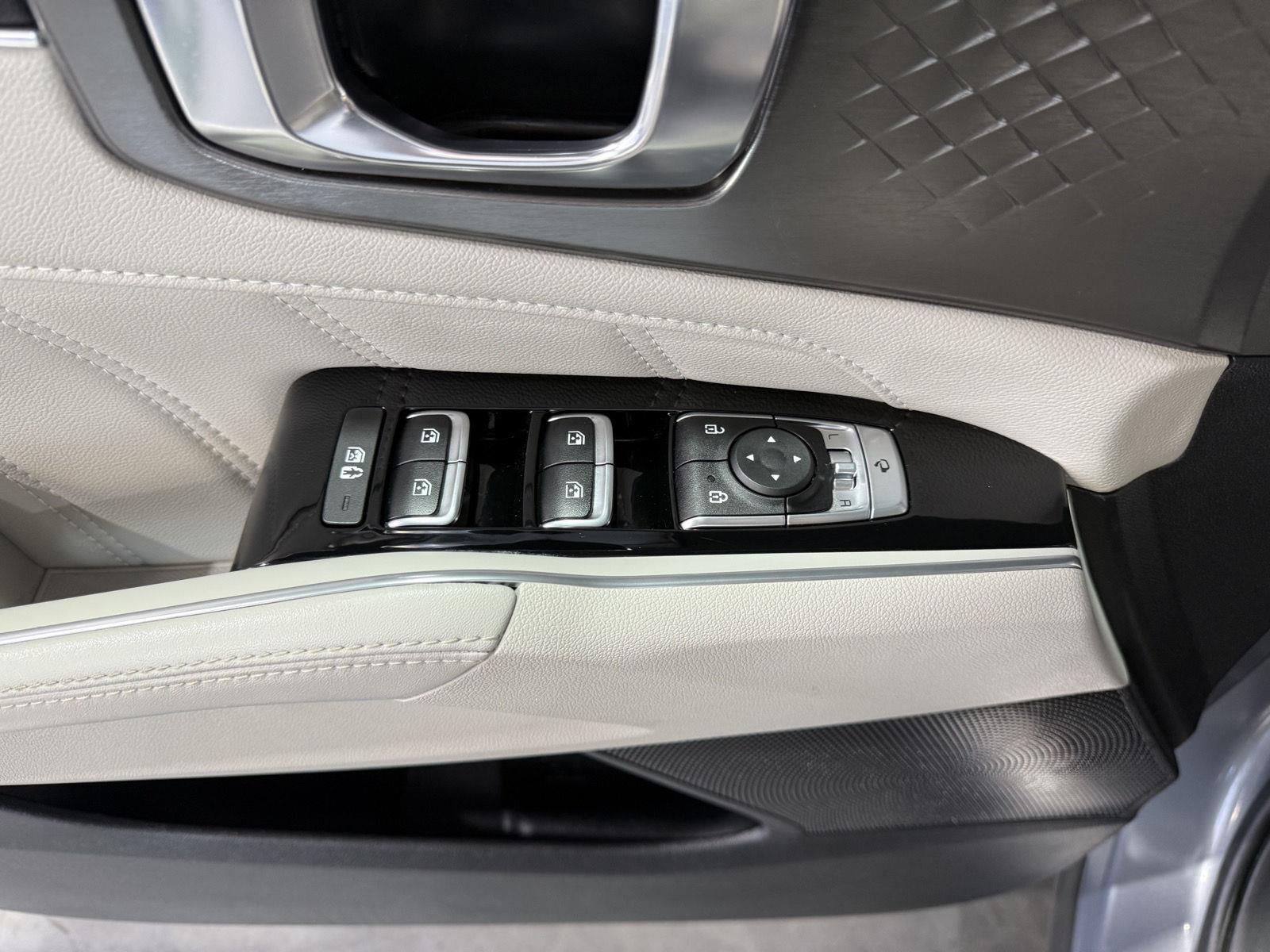 Vehicle photo 21