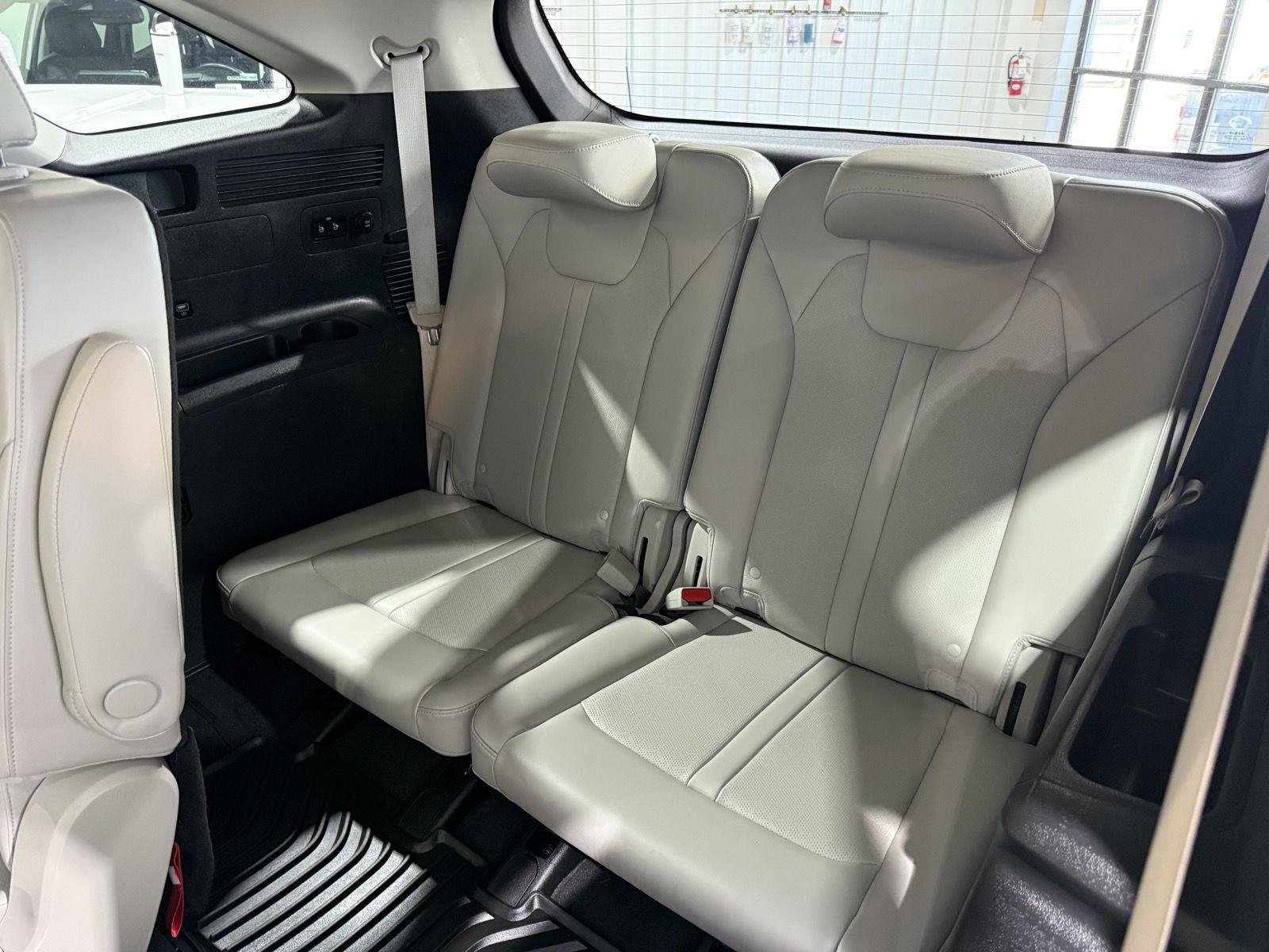 Vehicle photo 24