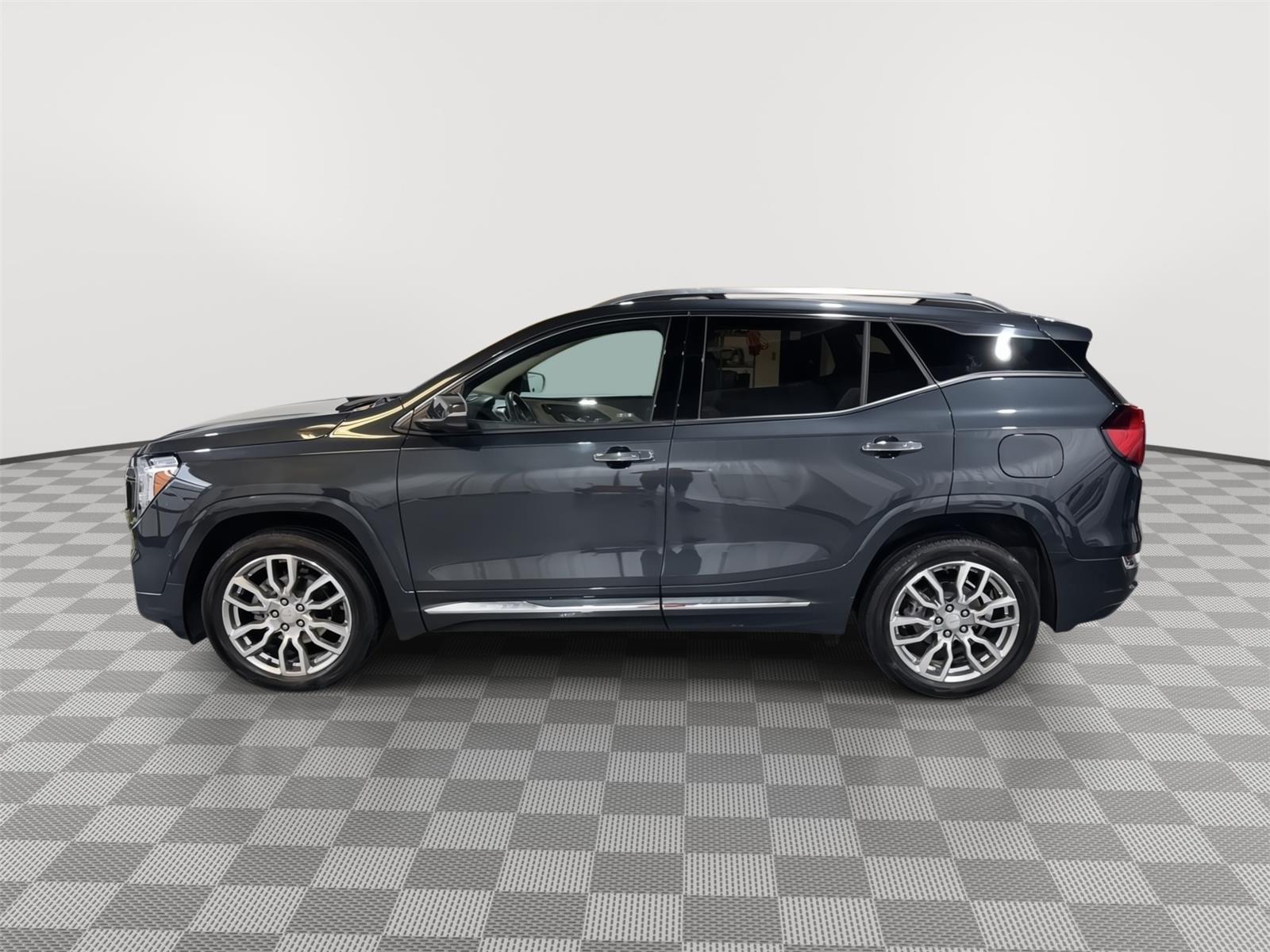Vehicle photo 2