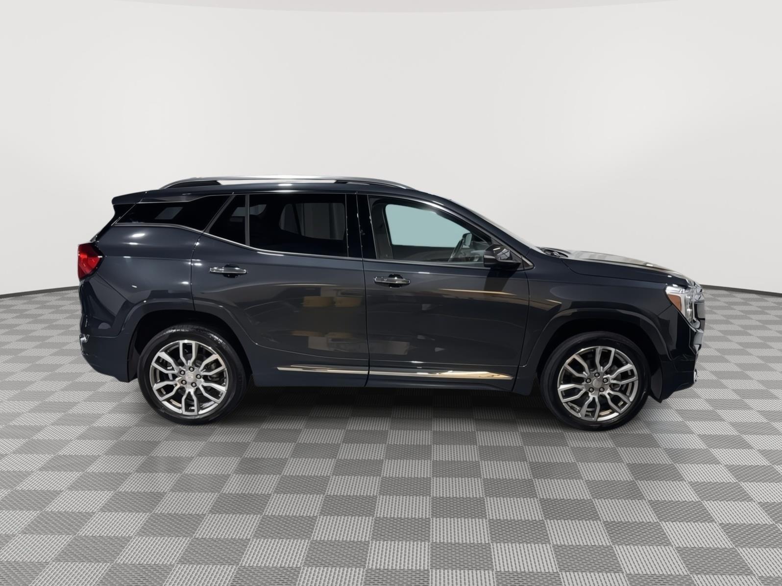 Vehicle photo 6