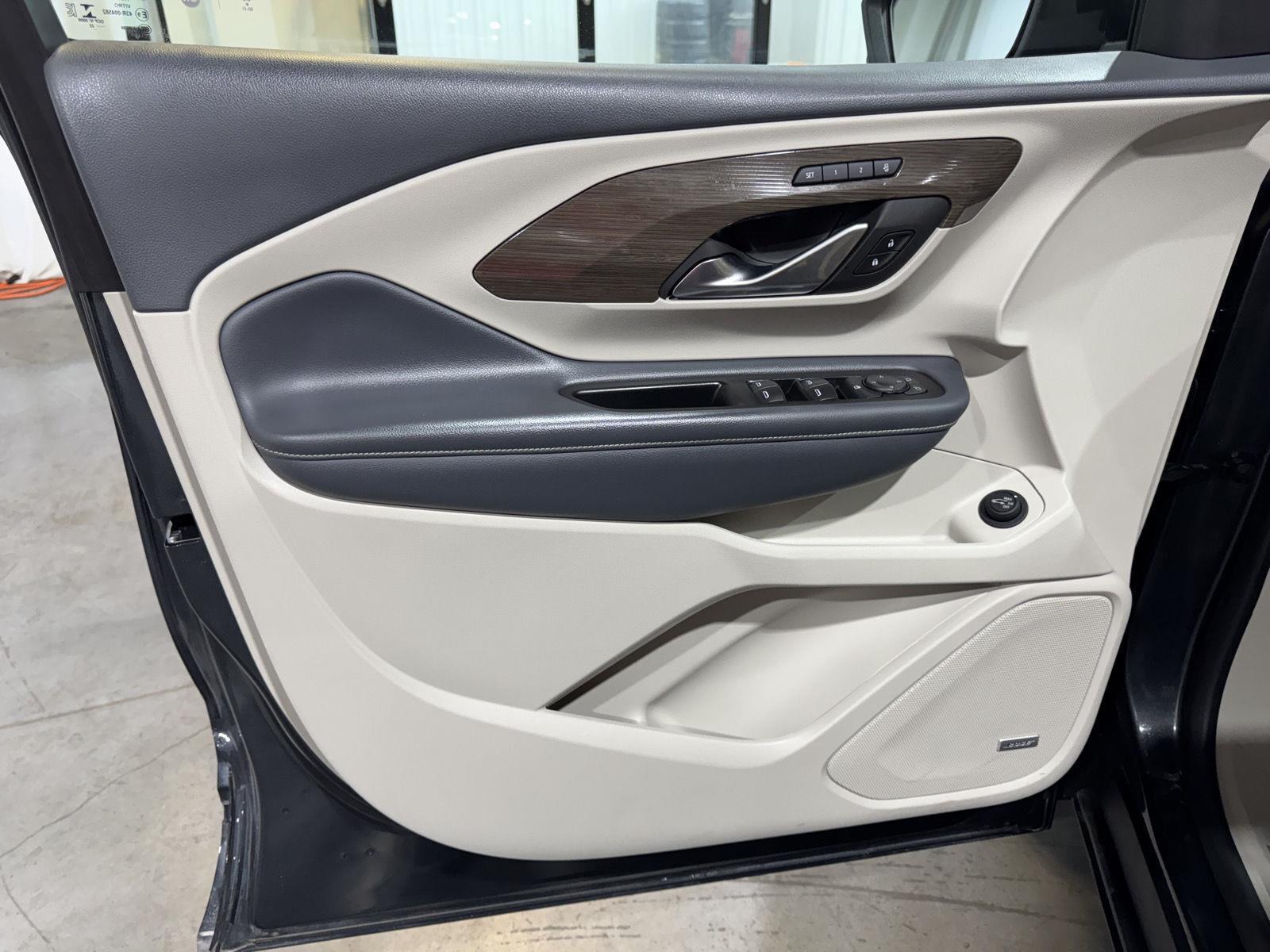 Vehicle photo 17