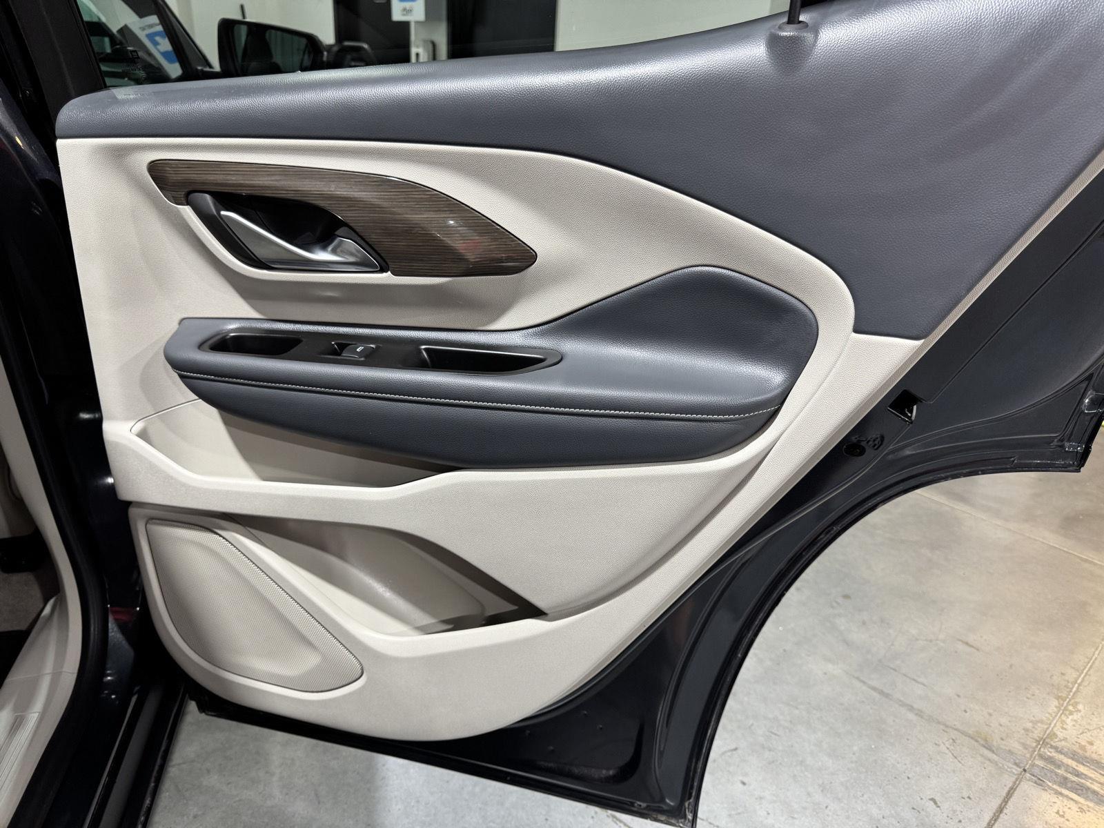 Vehicle photo 24