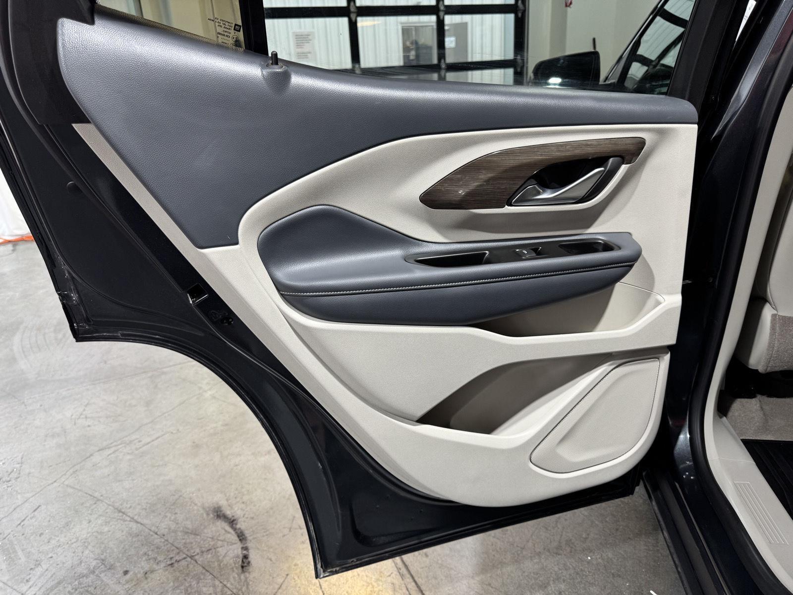 Vehicle photo 26