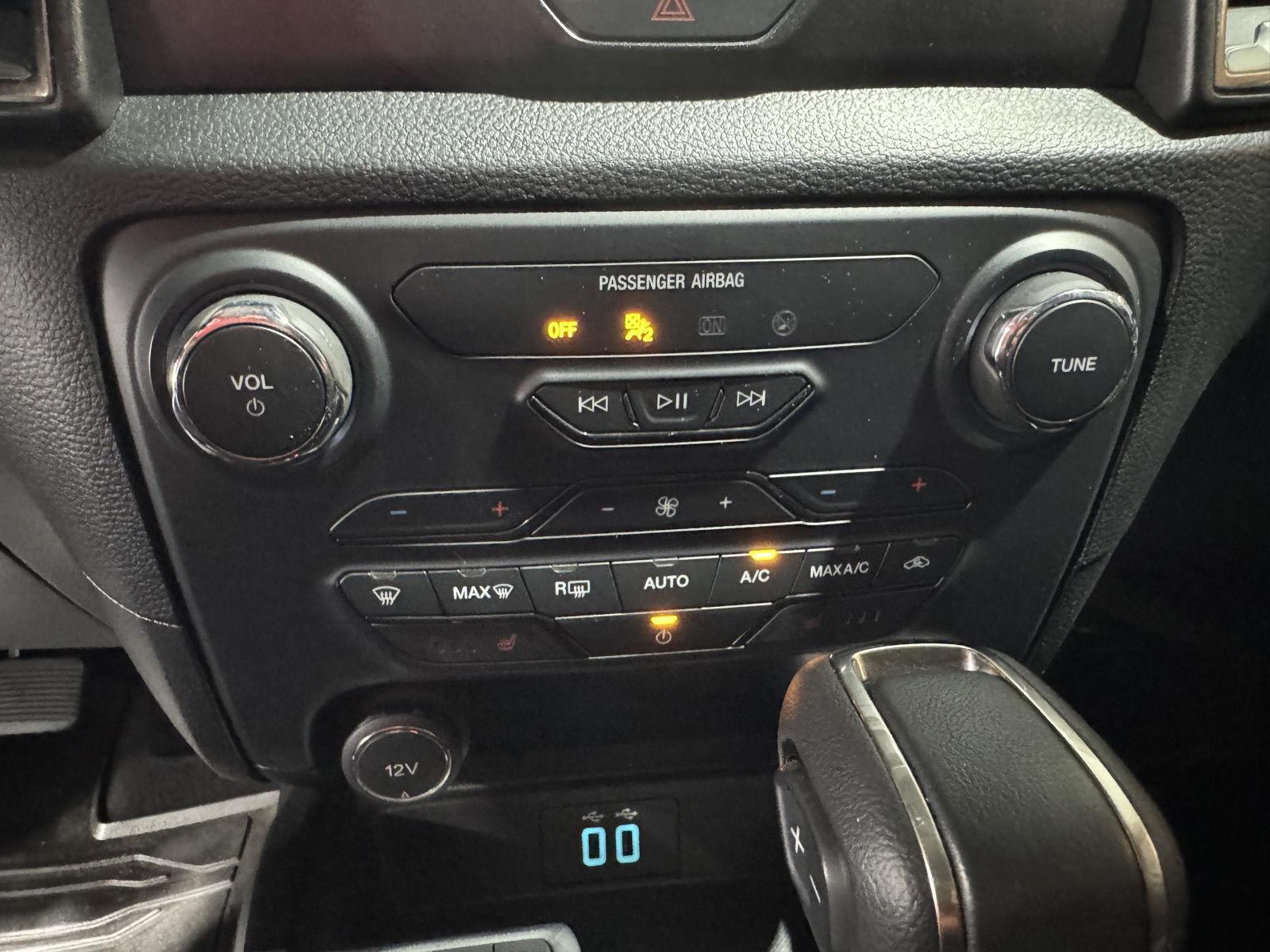 Vehicle photo 29