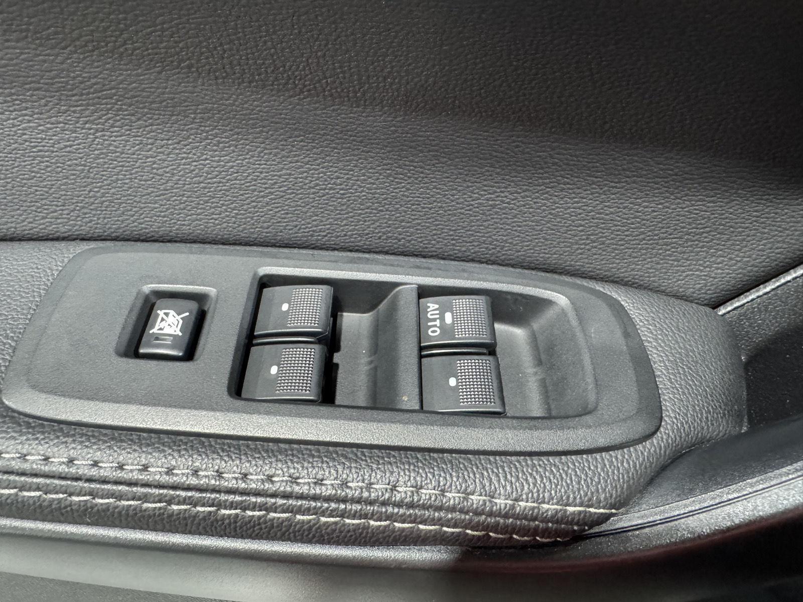 Vehicle photo 32
