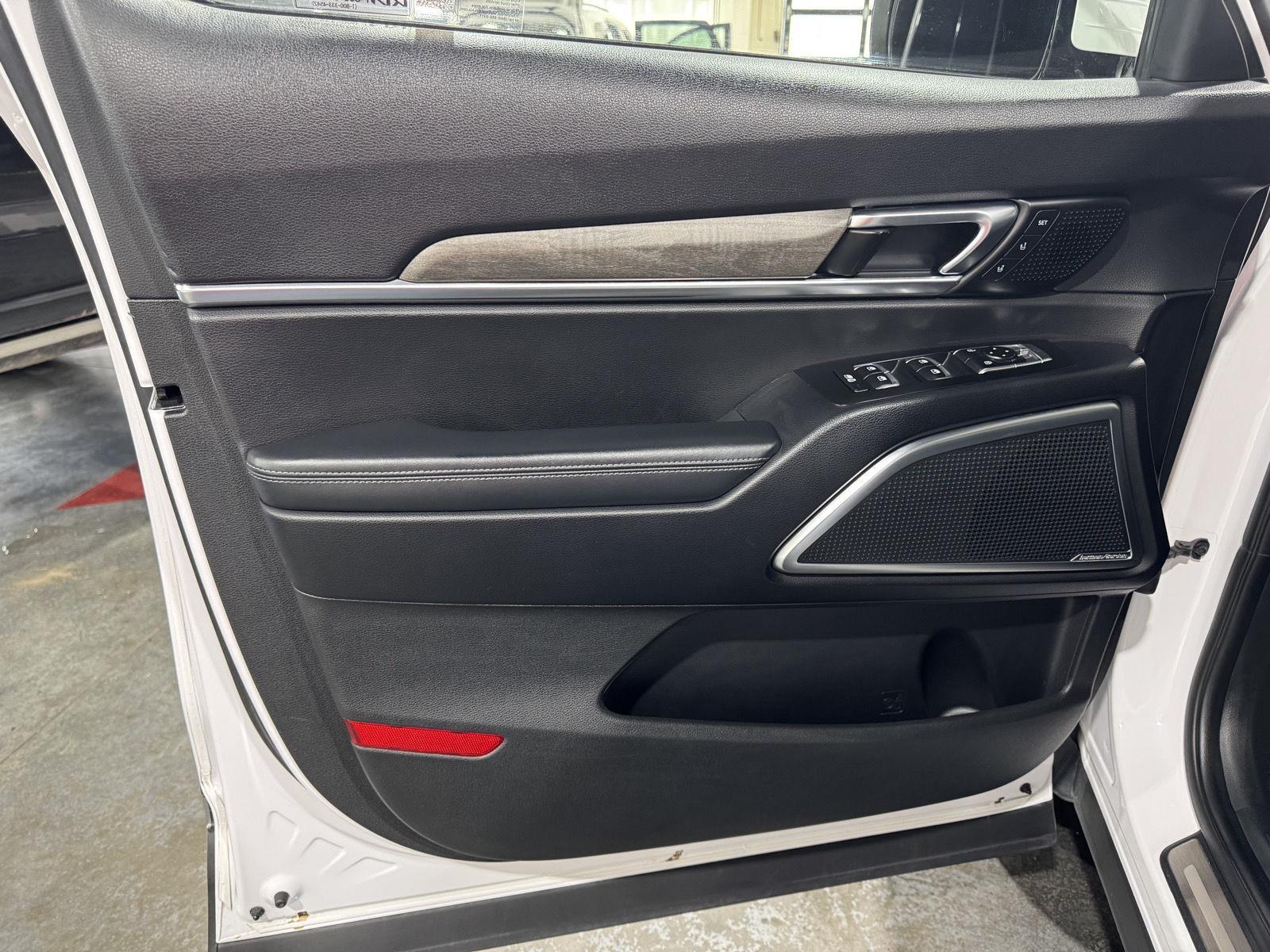 Vehicle photo 17