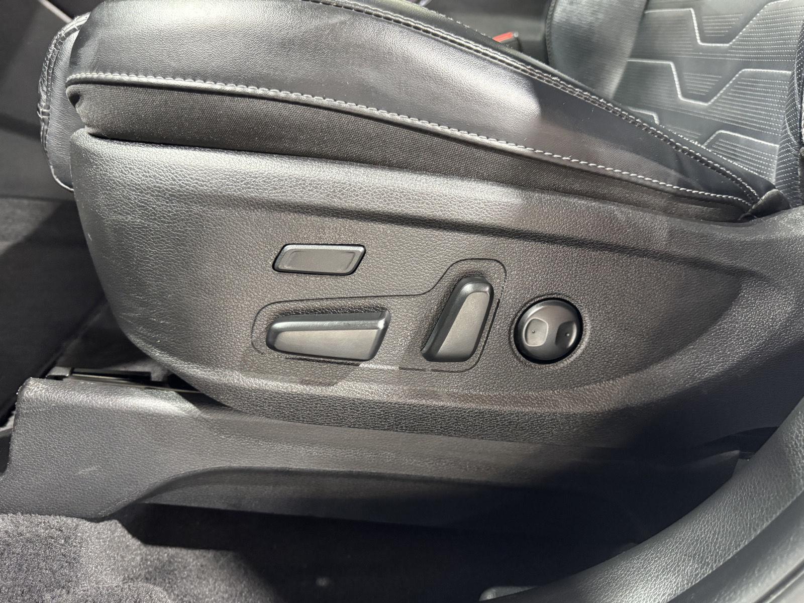 Vehicle photo 19