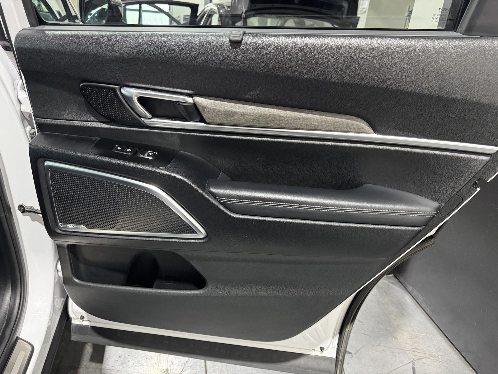 Vehicle photo 24