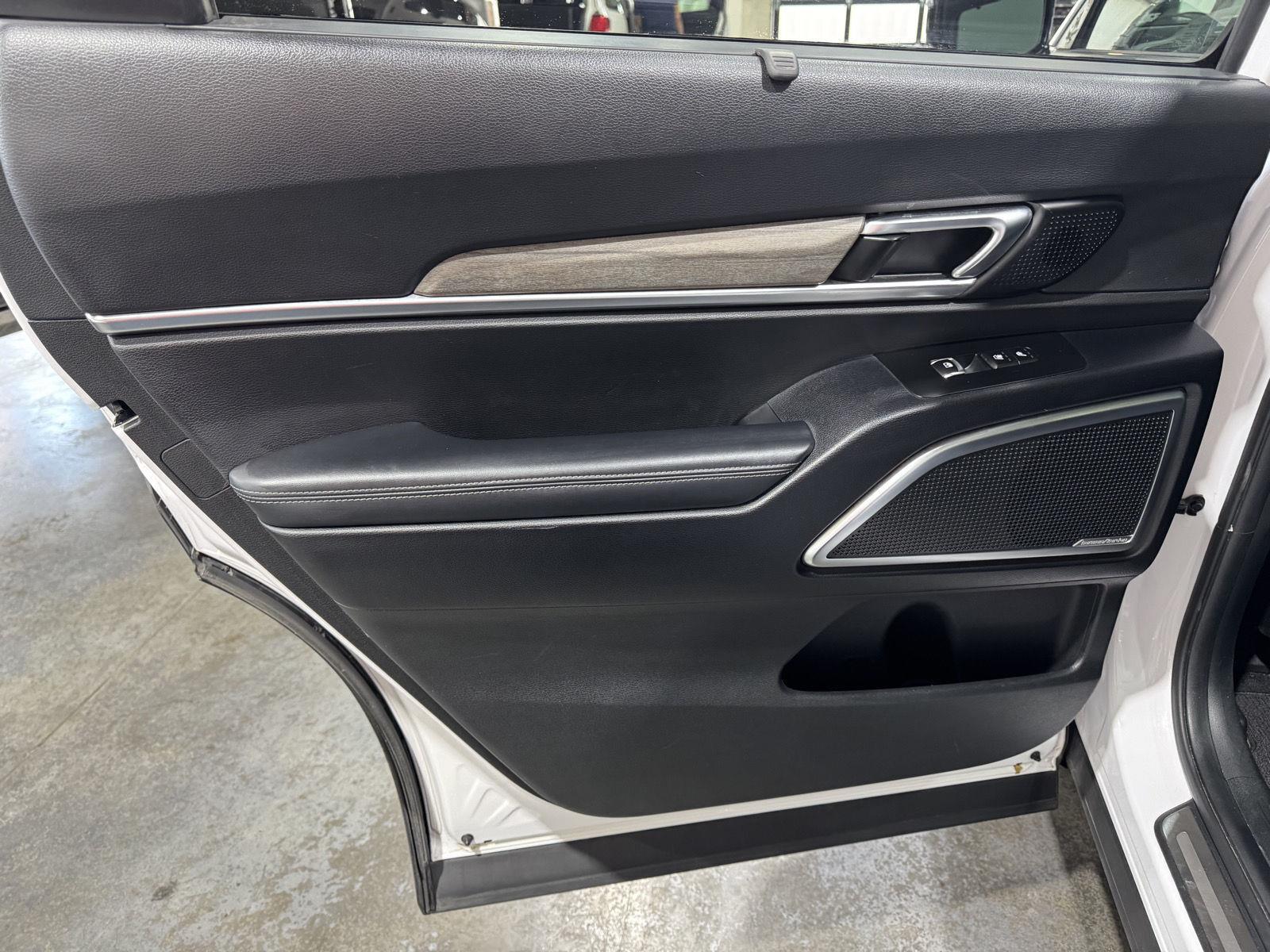 Vehicle photo 27