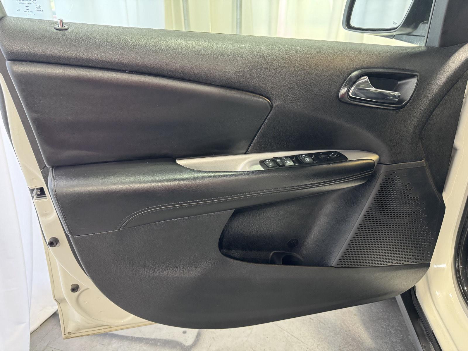 Vehicle photo 17