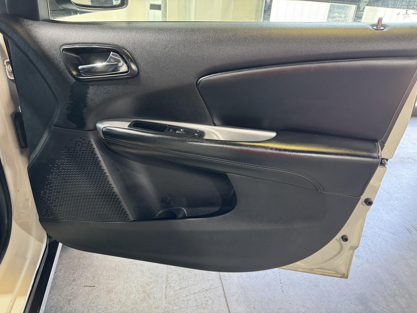 Vehicle photo 19