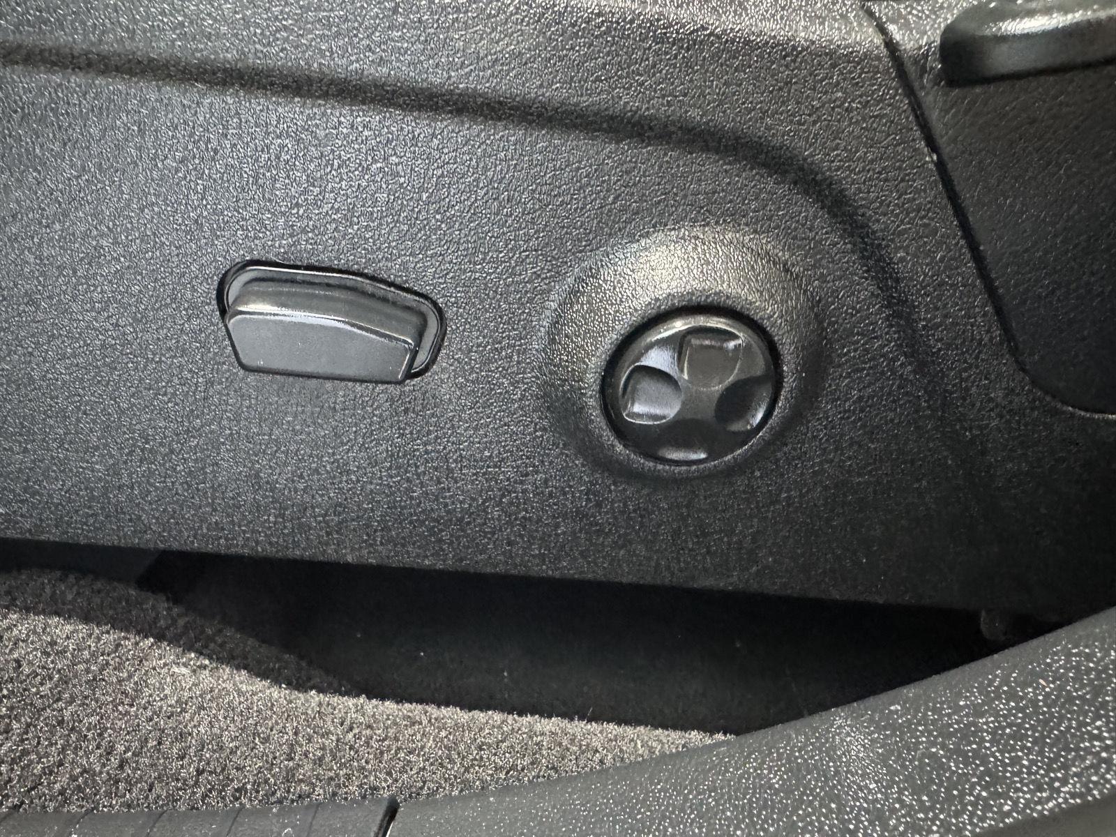 Vehicle photo 23