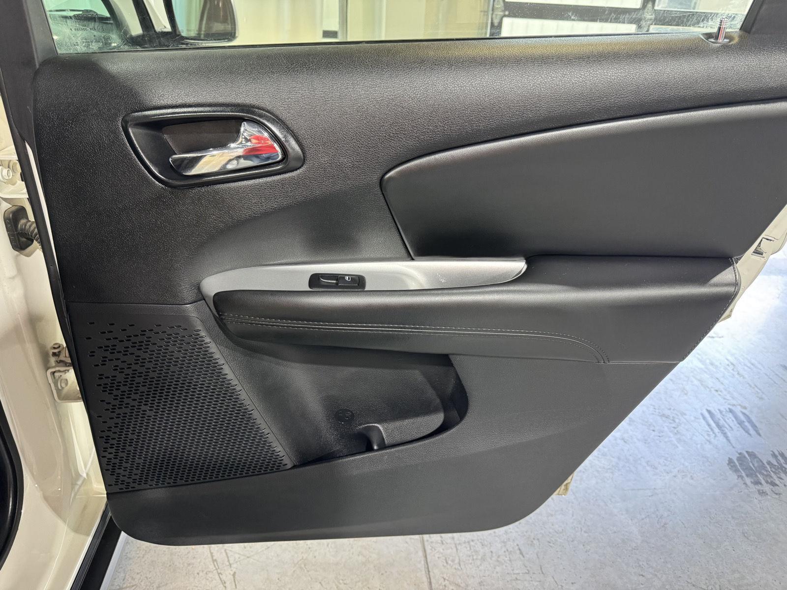 Vehicle photo 24