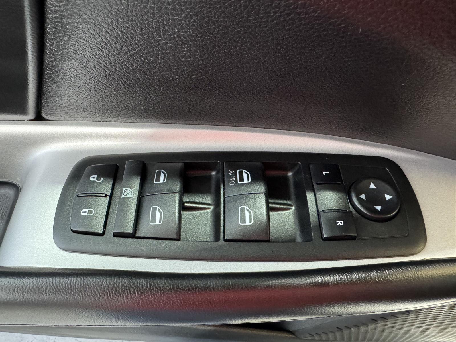 Vehicle photo 35
