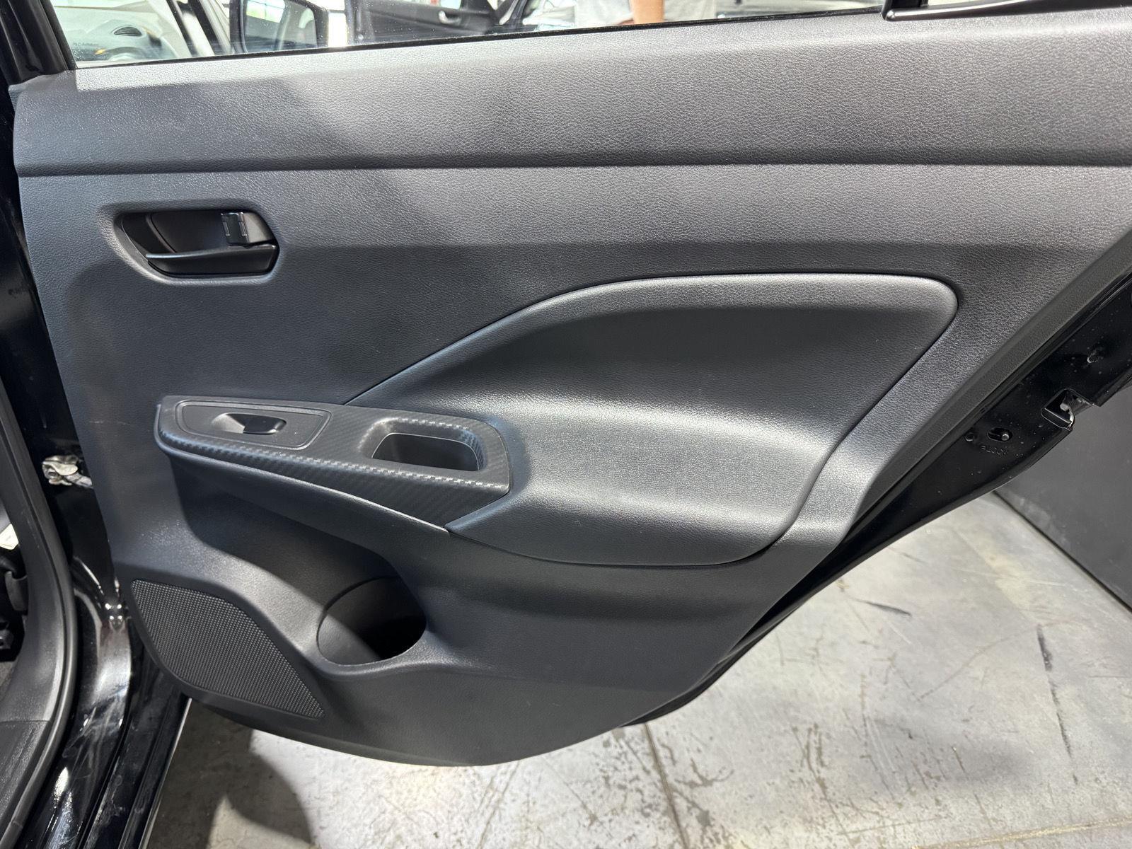 Vehicle photo 23