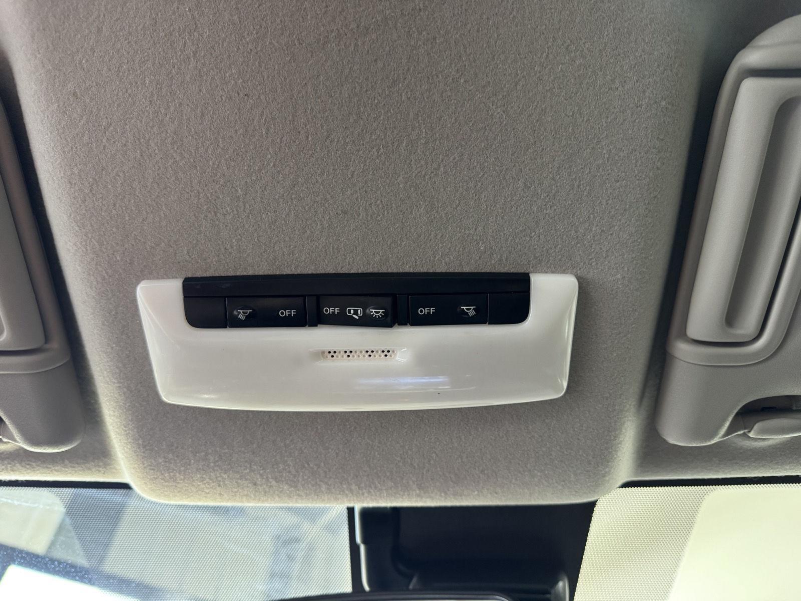 Vehicle photo 27