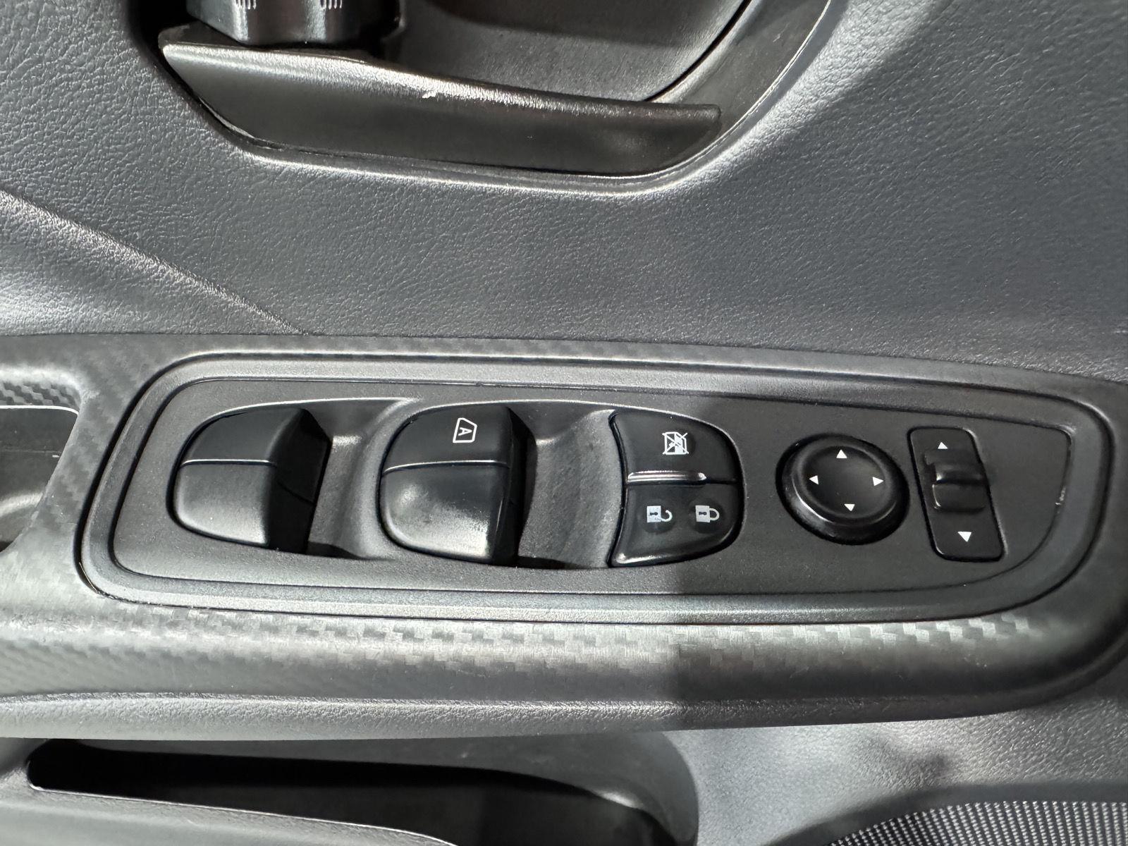 Vehicle photo 32