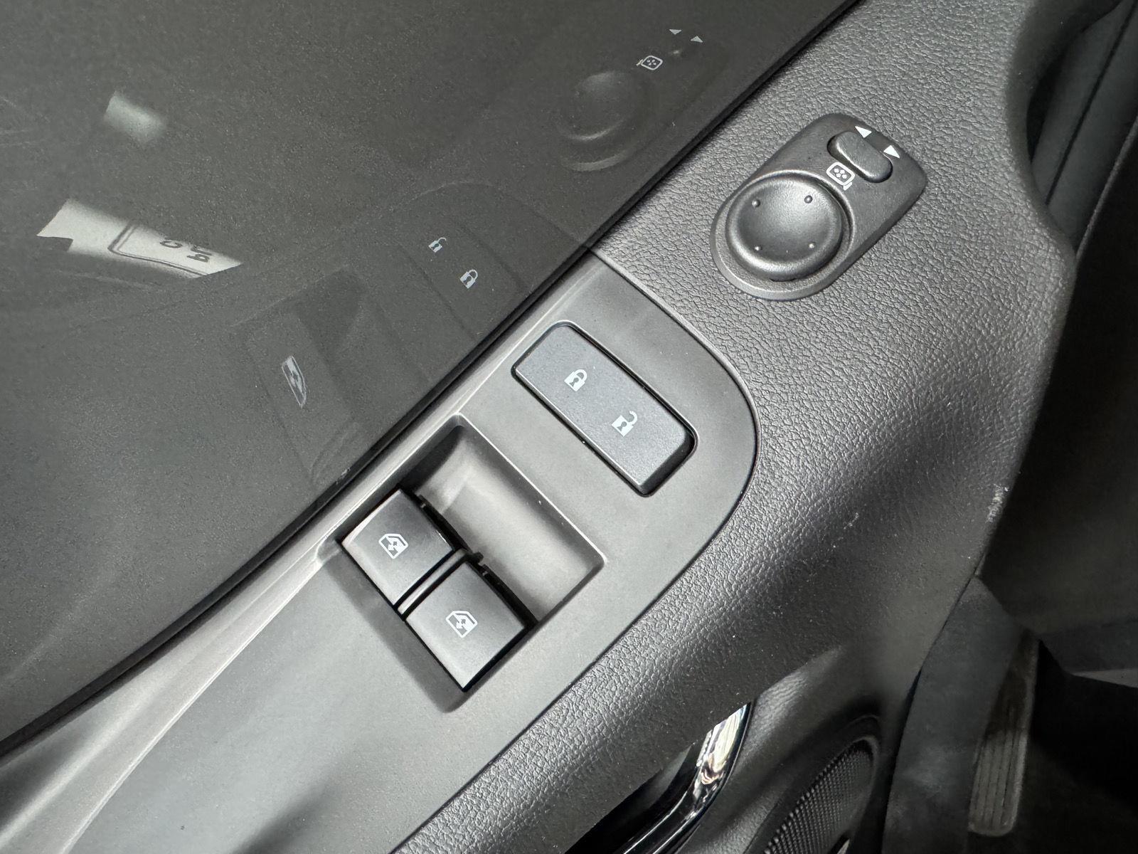 Vehicle photo 30