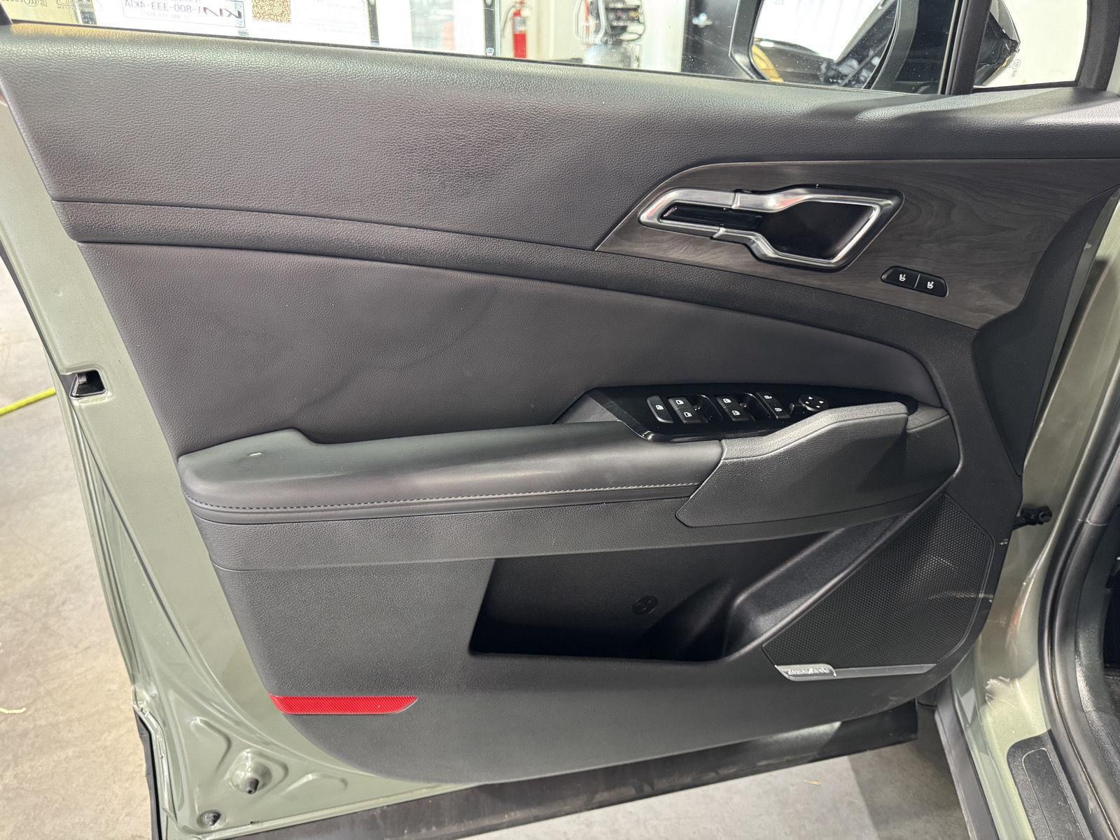 Vehicle photo 17