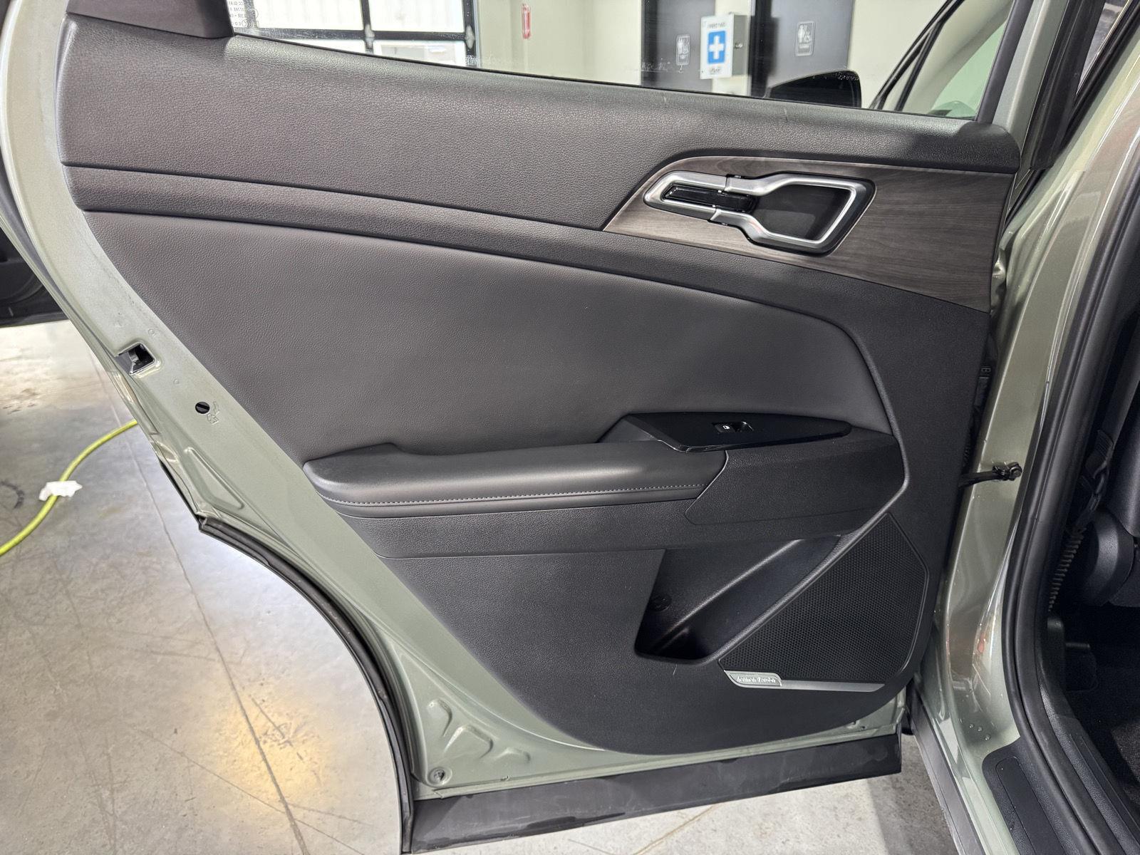 Vehicle photo 23