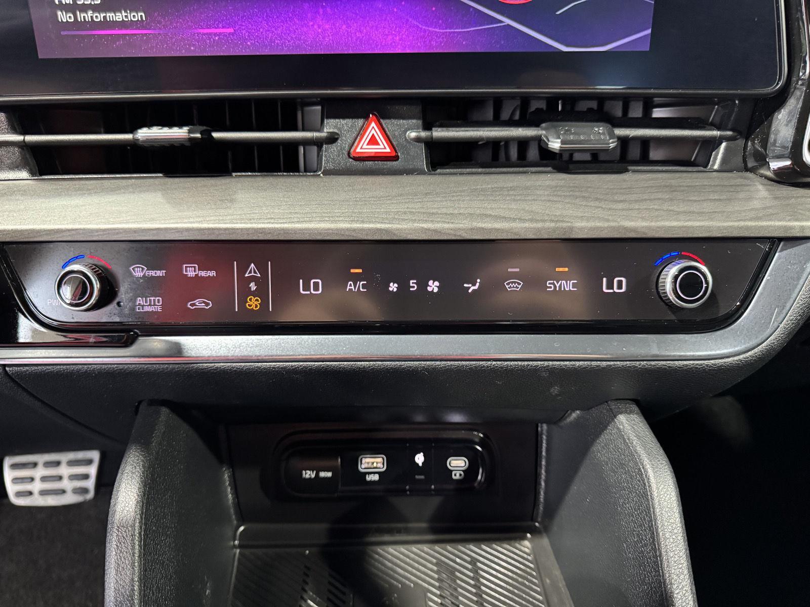 Vehicle photo 28