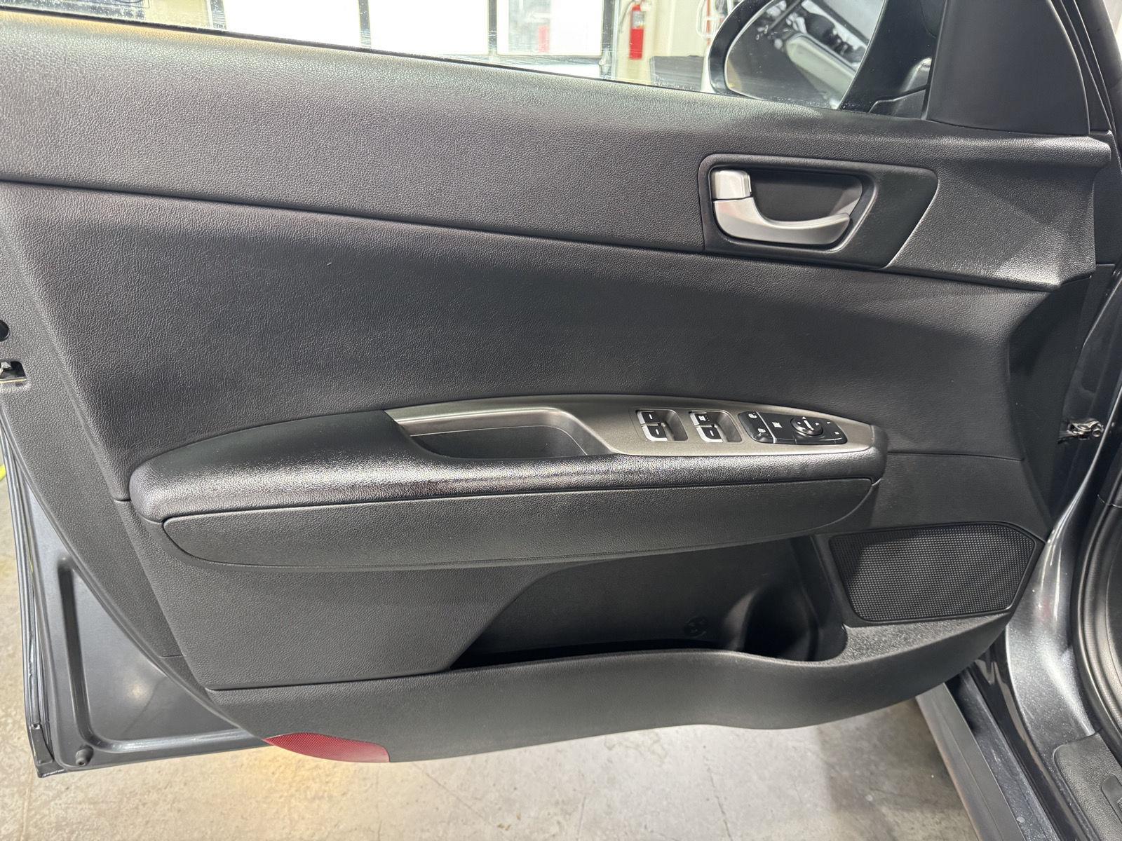 Vehicle photo 17