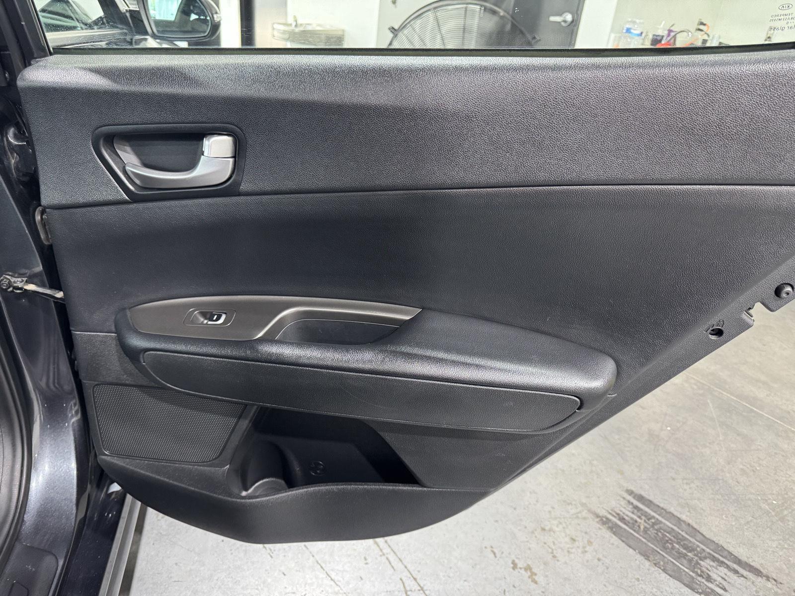 Vehicle photo 23