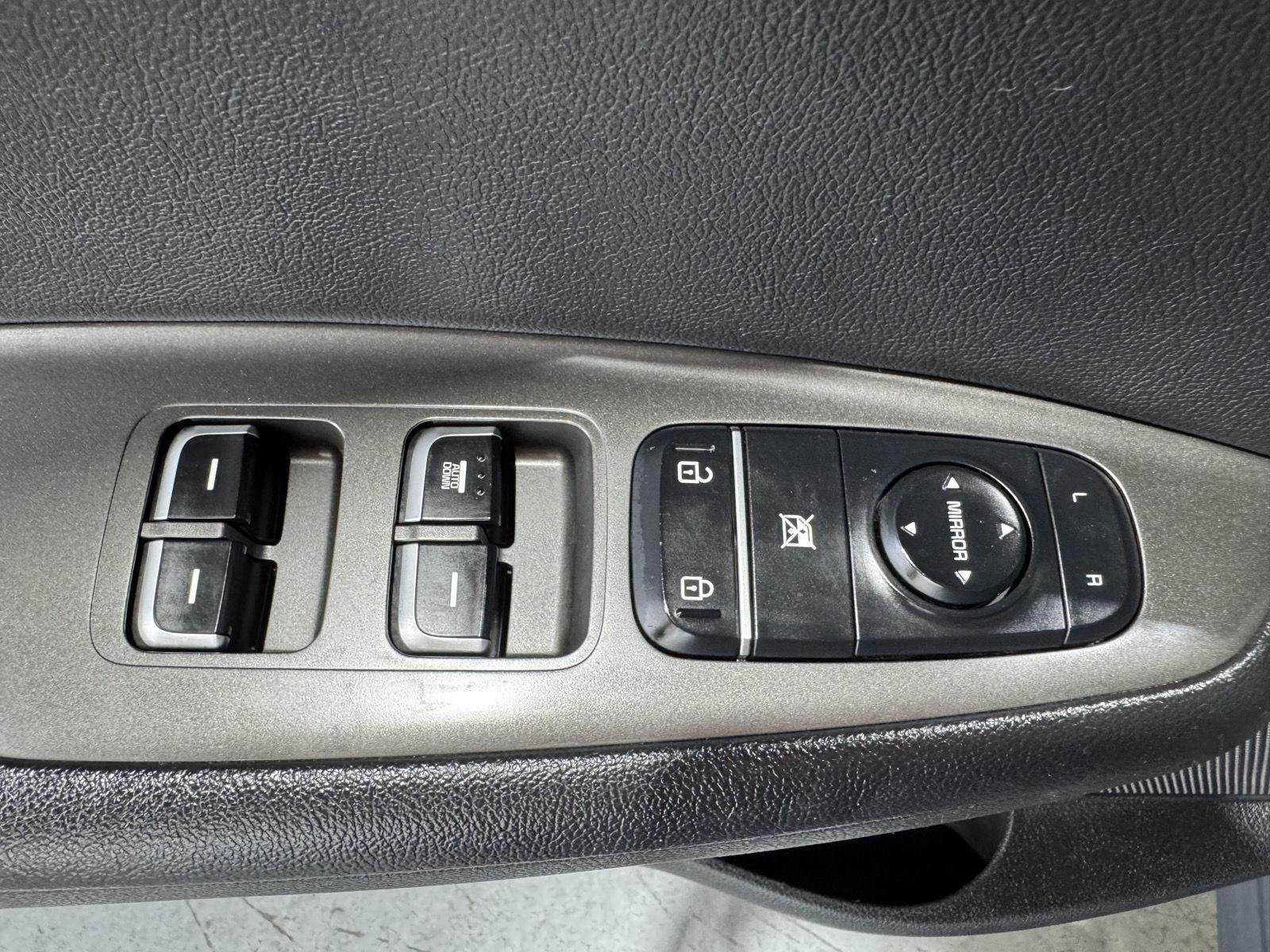 Vehicle photo 32