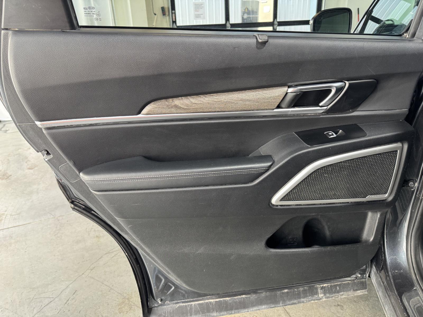 Vehicle photo 25