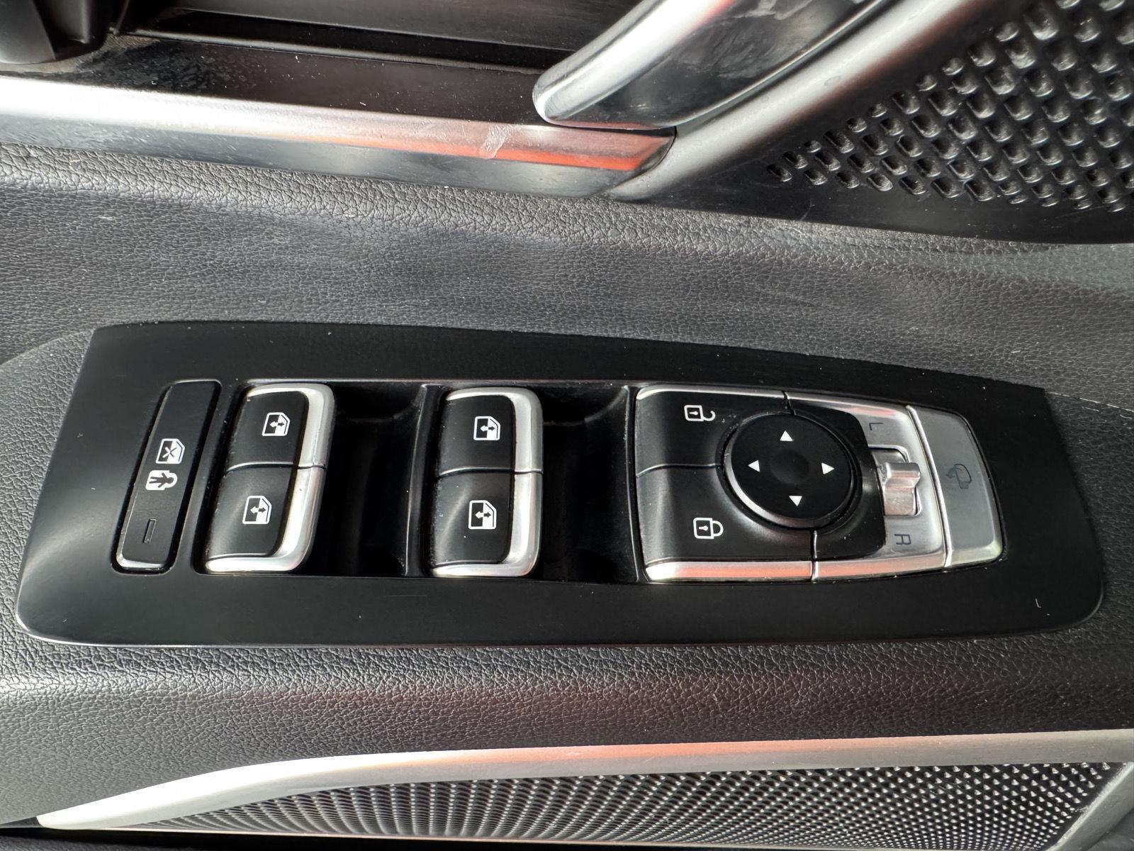 Vehicle photo 34