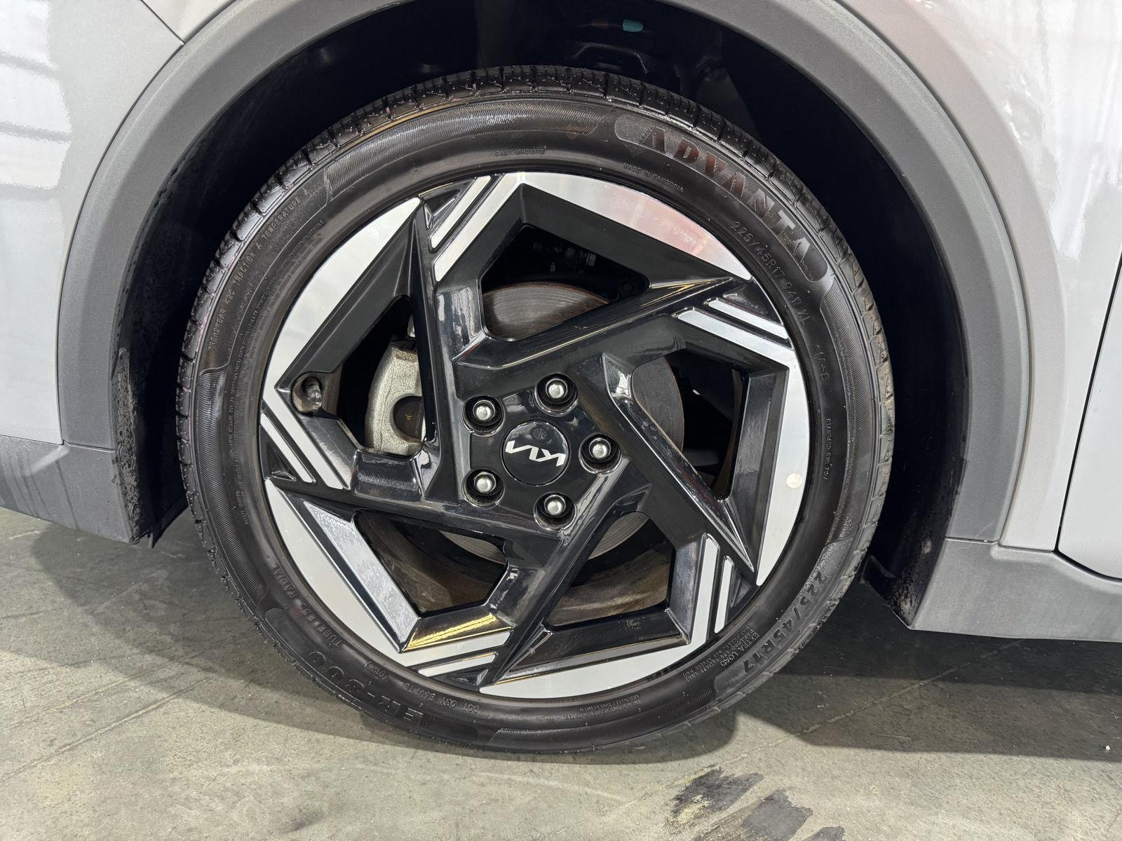 Vehicle photo 10