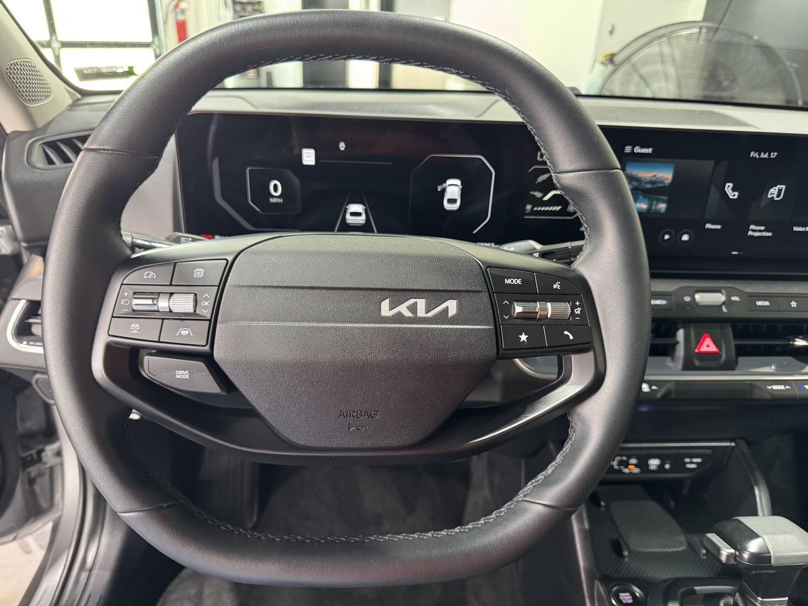 Vehicle photo 12