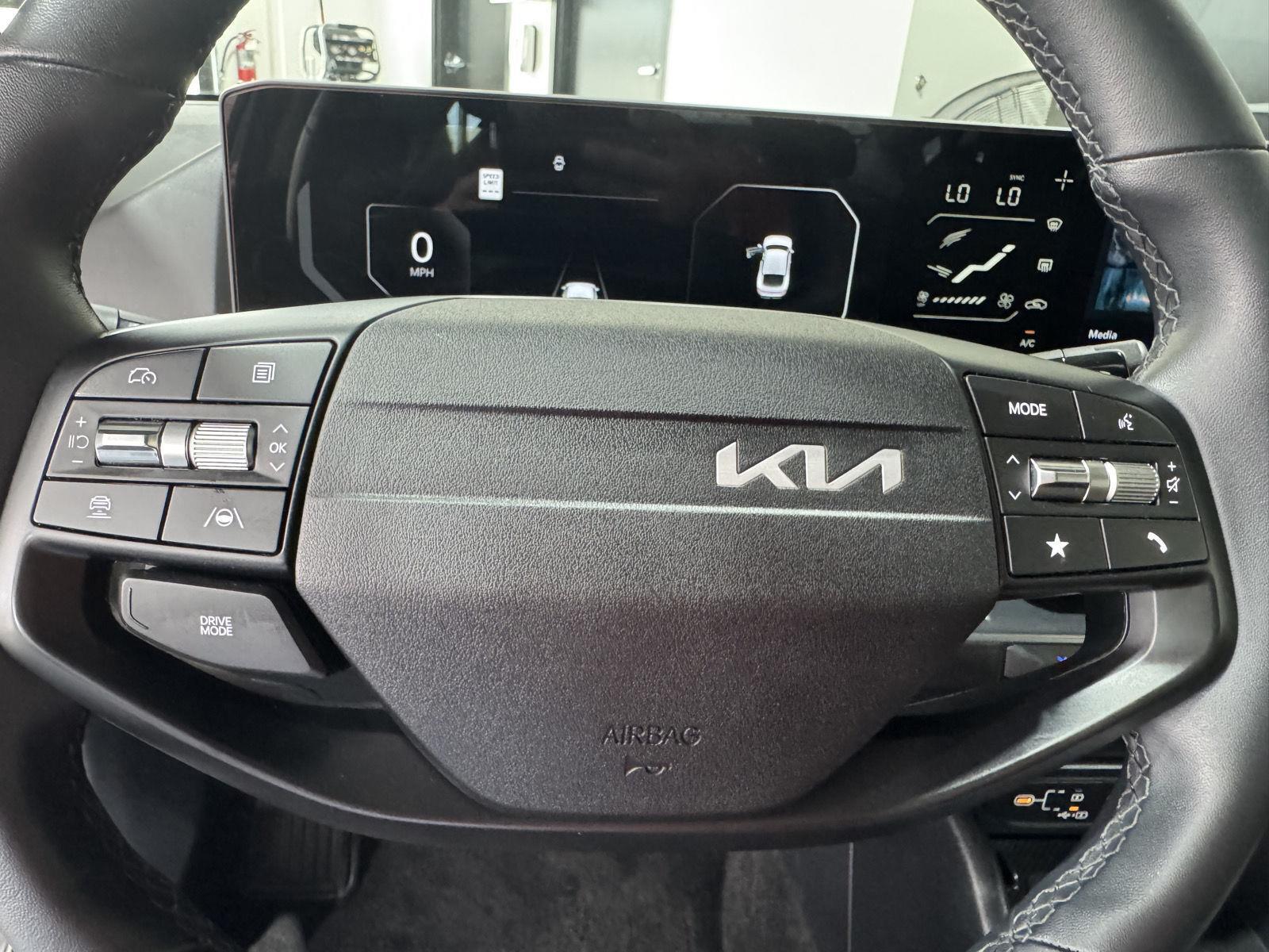 Vehicle photo 13