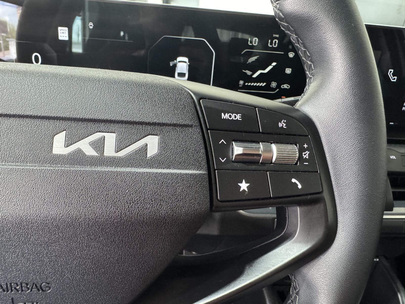 Vehicle photo 15