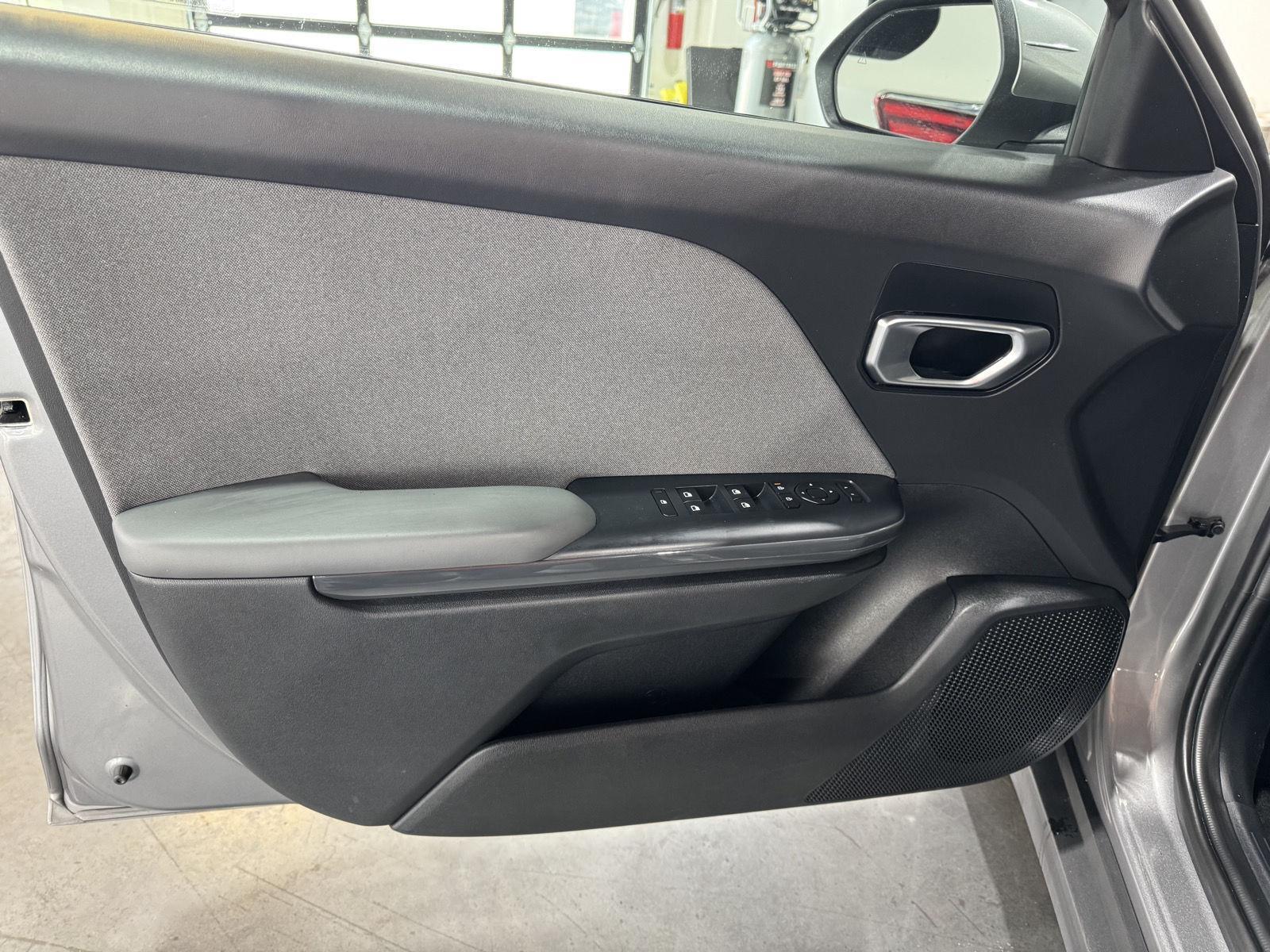 Vehicle photo 17