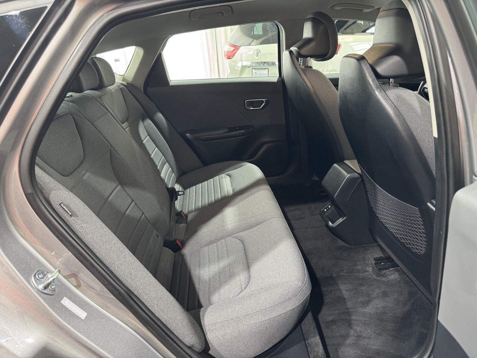 Vehicle photo 23