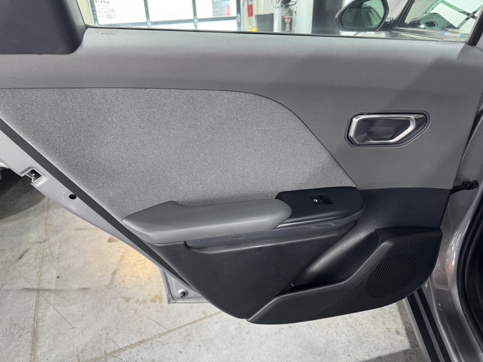 Vehicle photo 24