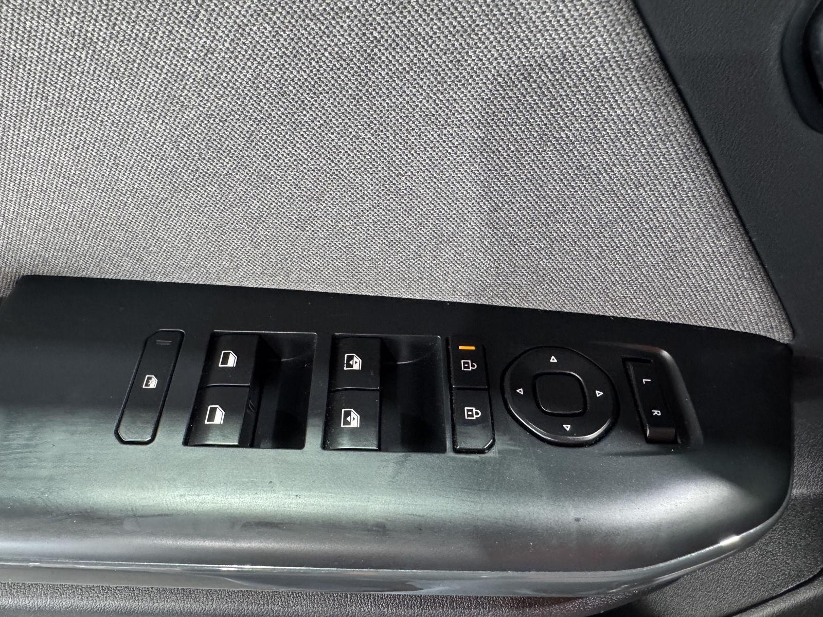 Vehicle photo 32
